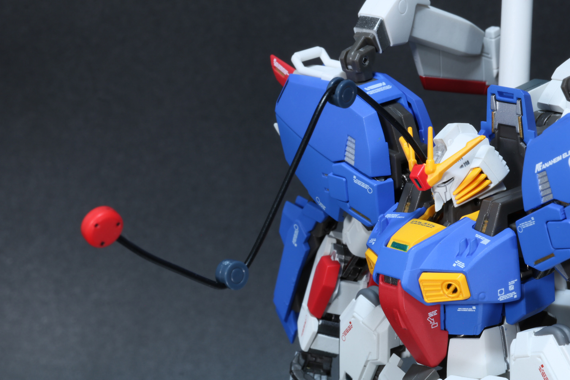 特徴的な頭部インコムは差し替えパーツで展開を再現できる