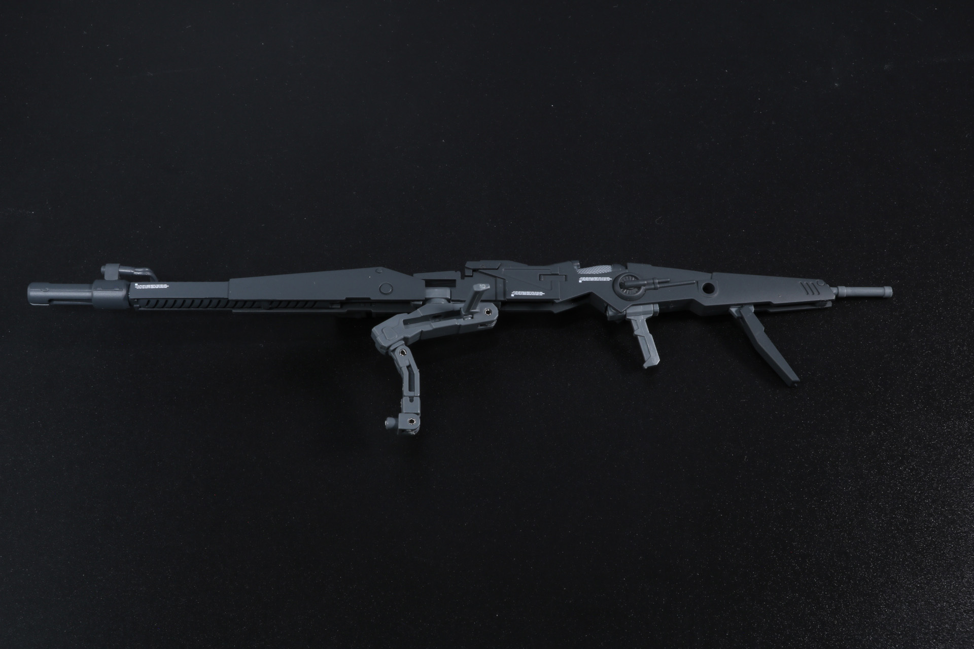 ビーム・スマートガン。ロングバレルの銃身を備えつつ、展開ギミックが詰め込まれている