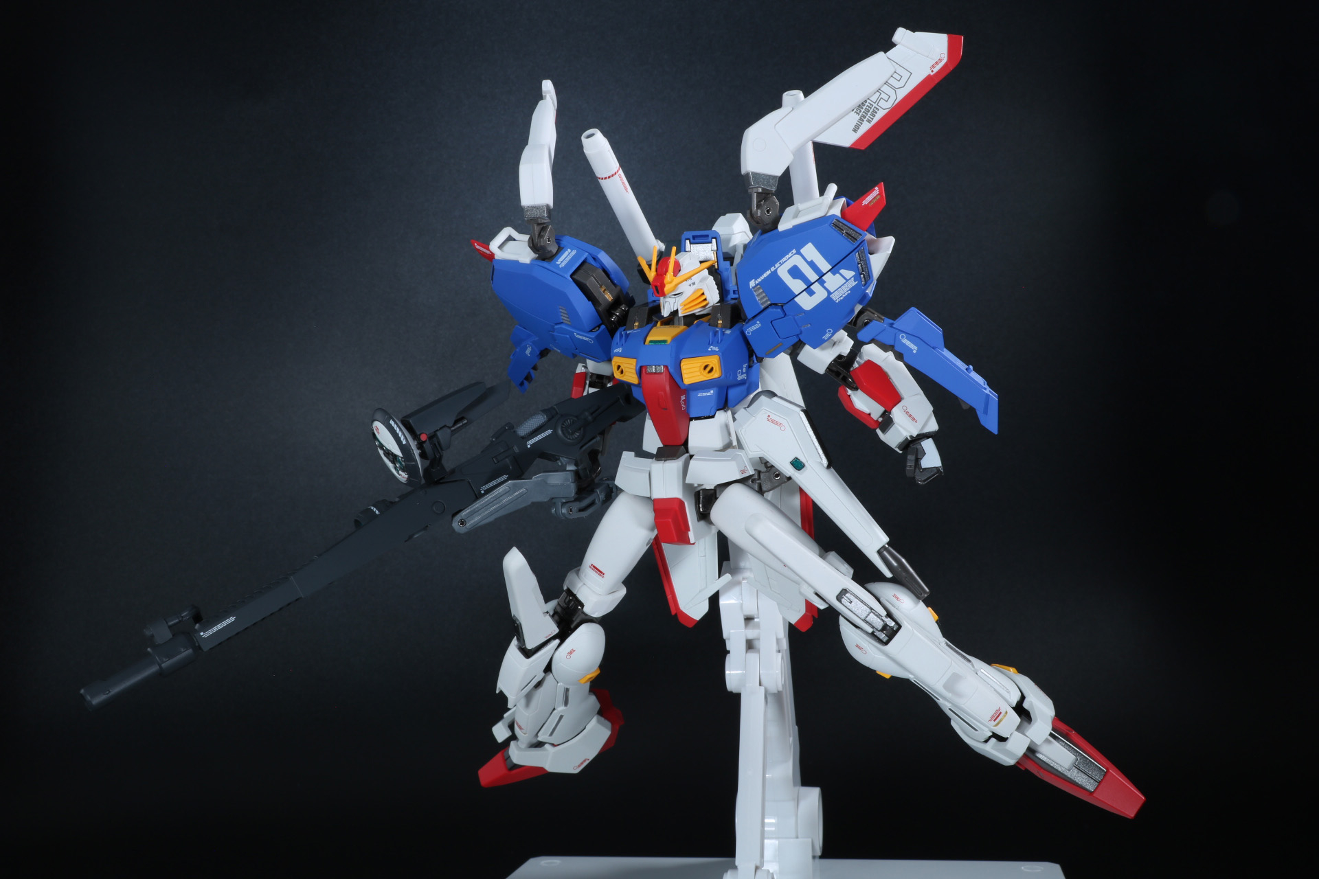 巨大なビーム・スマートガンを携行したSガンダム