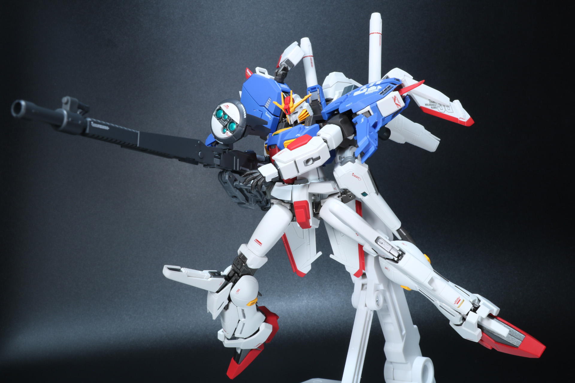 左腰にアームを接続し安定化なる射撃体勢