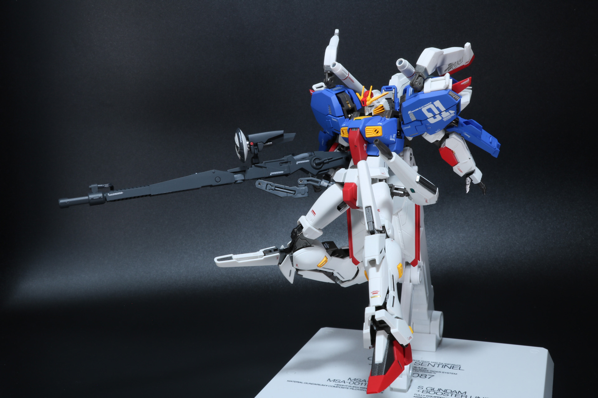 背部、大腿部ビーム・カノンを前面に向けた応戦シチュエーションも表現できる