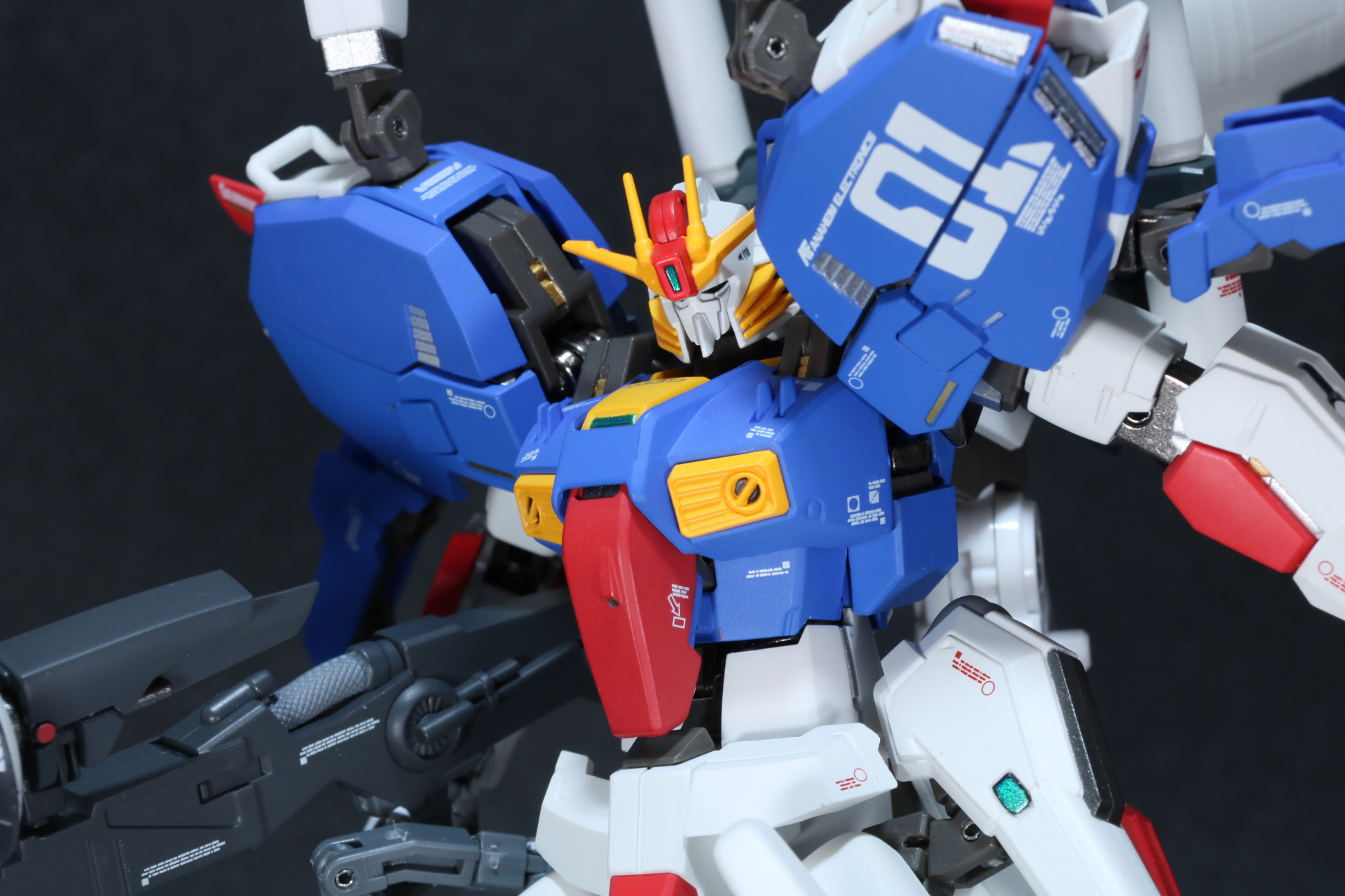 連射式ビーム・スマートガンを持たせた状態