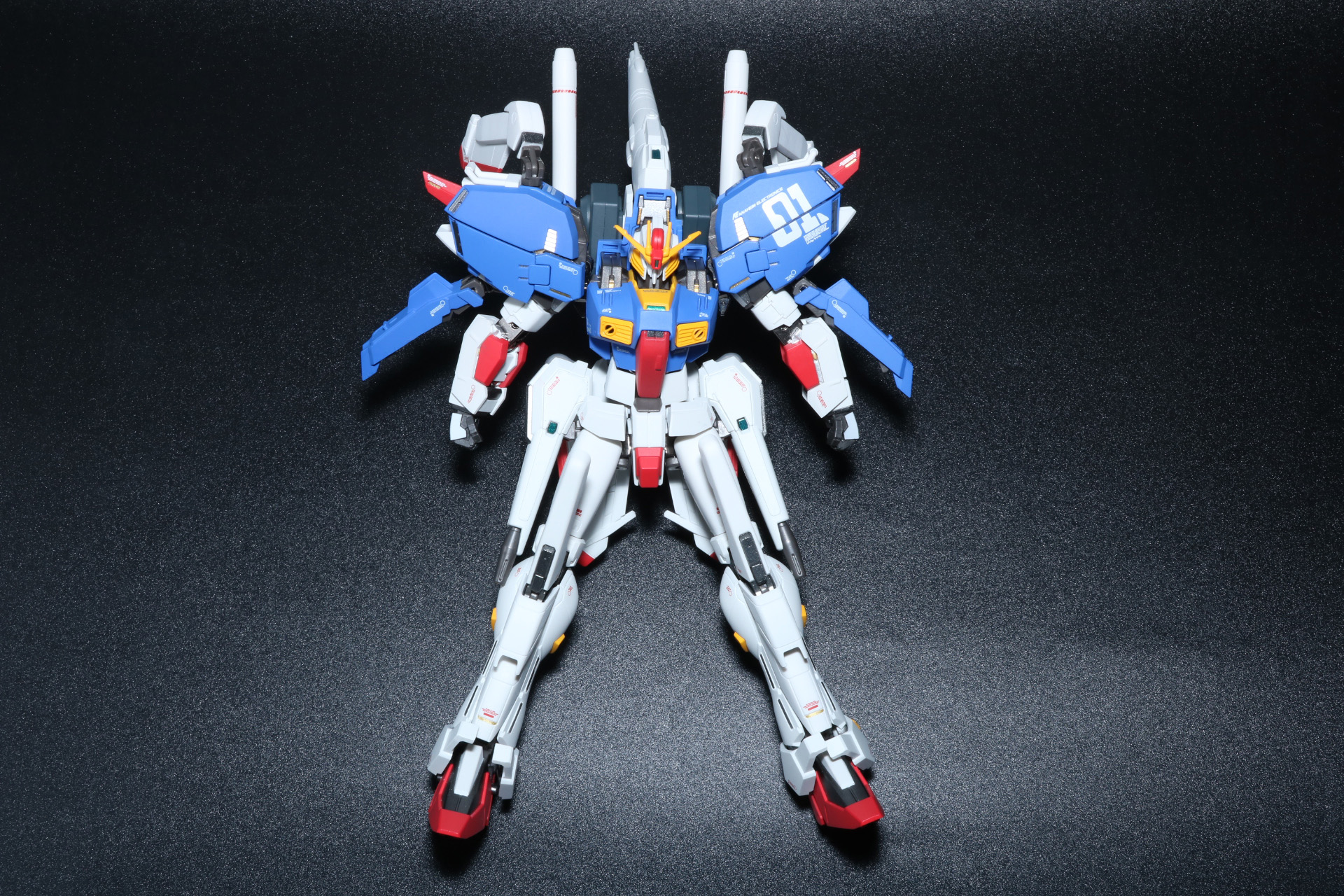 「Sガンダム」本体の大腿部ビーム・カノン、脚部、フロントスカートを取り外し