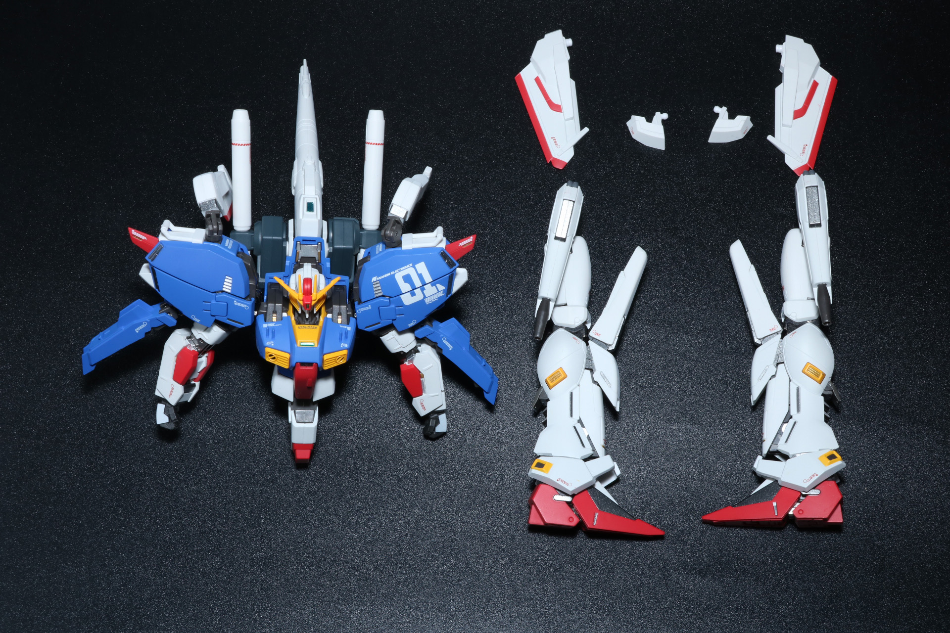 「Sガンダム」本体の大腿部ビーム・カノン、脚部、フロントスカートを取り外し