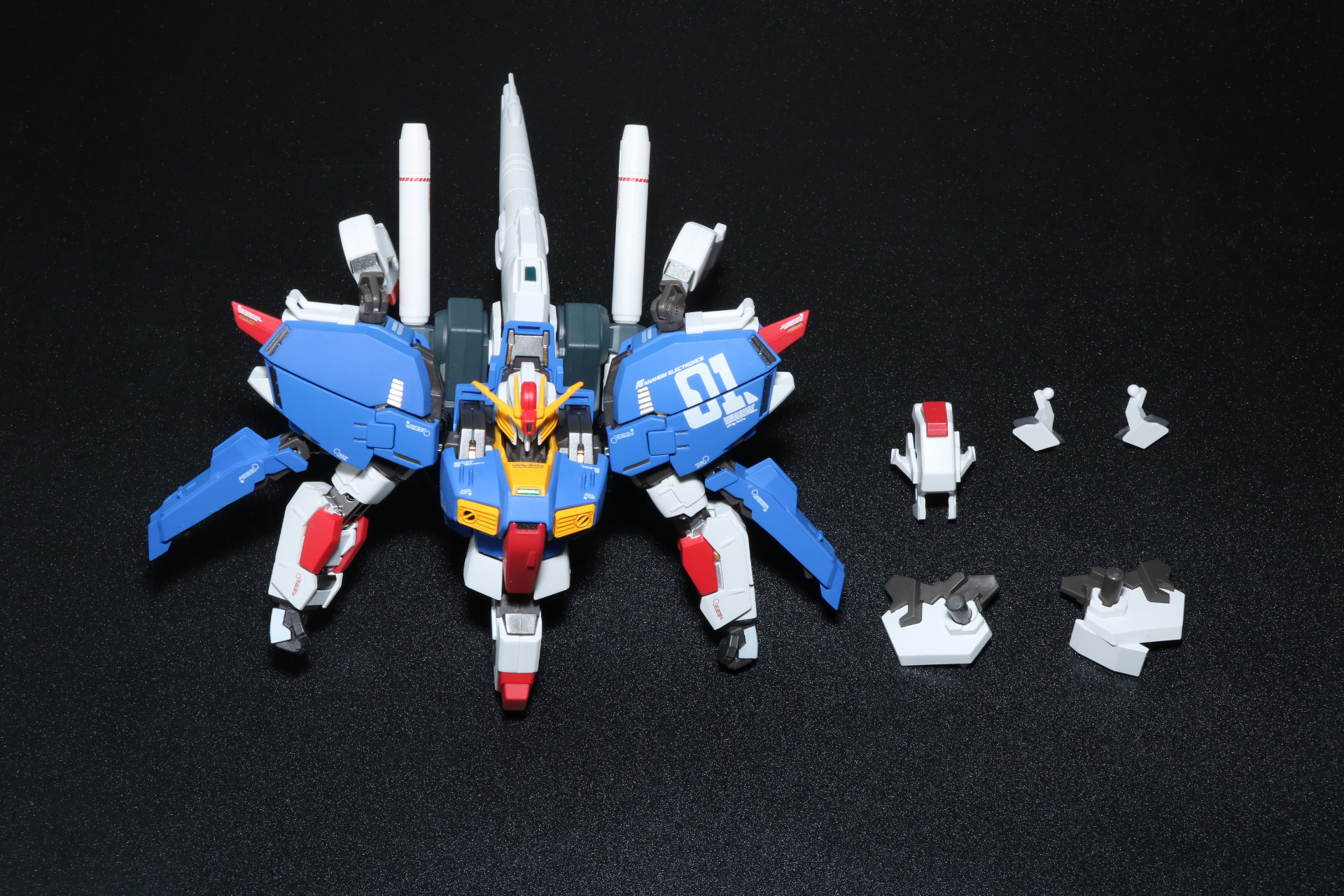 「Sガンダム Bst型」再現用のパーツを取り付け