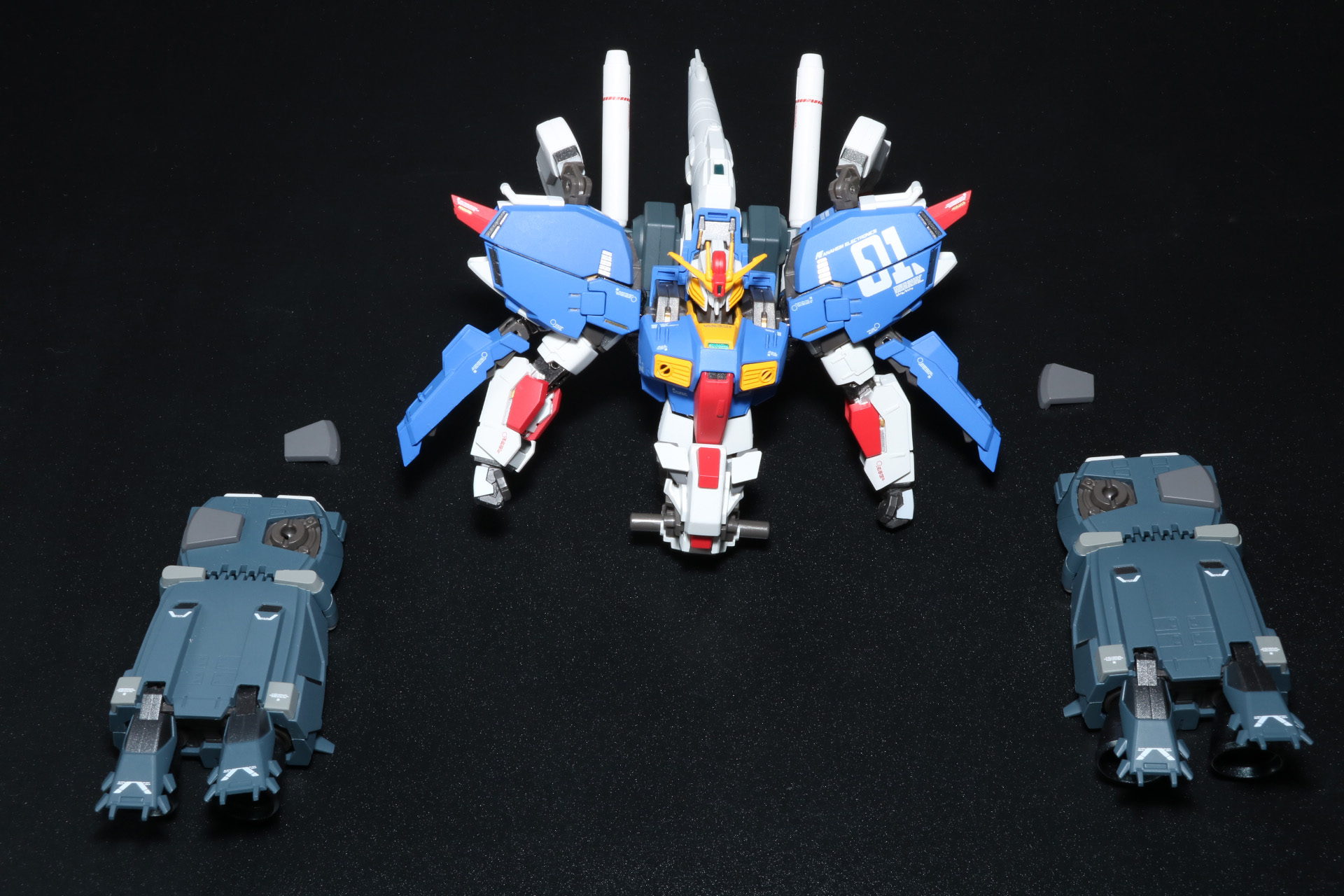 ブースター・ユニットはカバーパーツを取り外し、股関節に接続