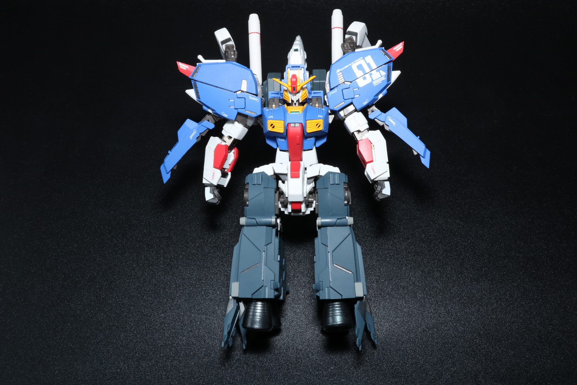 ブースター・ユニットはカバーパーツを取り外し、股関節に接続