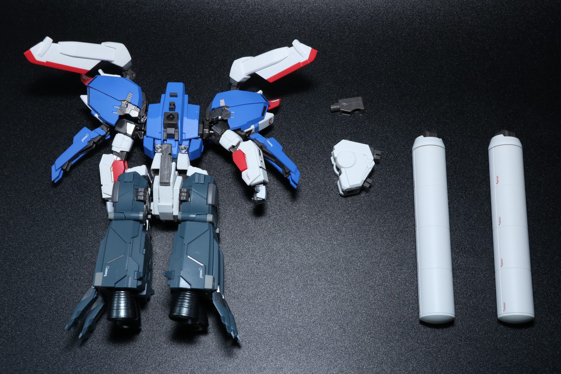 「Sガンダム」背部にプロペラントタンクを装着