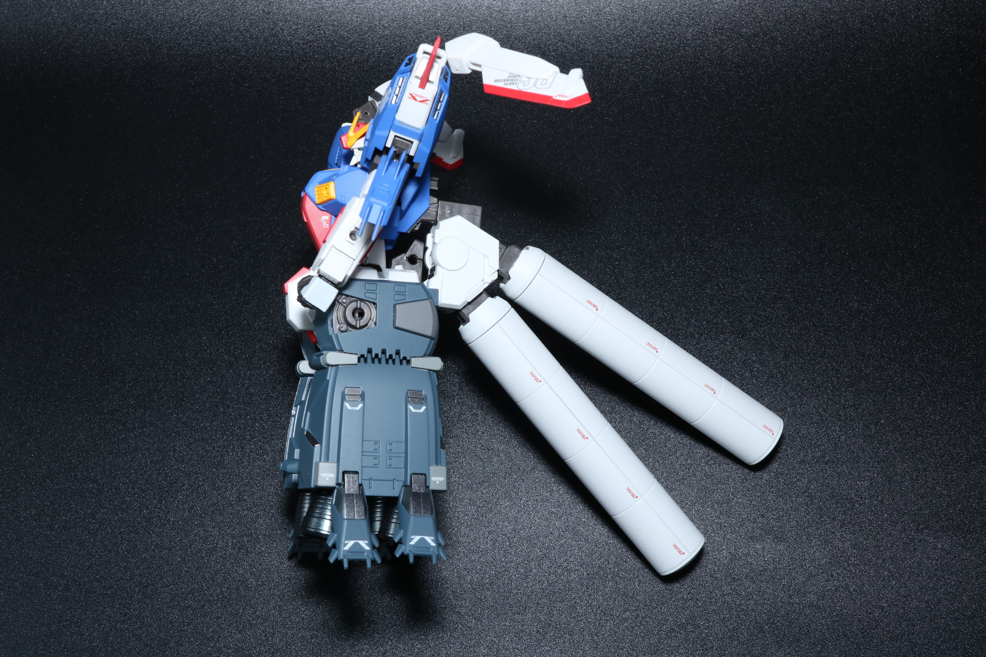 「Sガンダム」背部にプロペラントタンクを装着