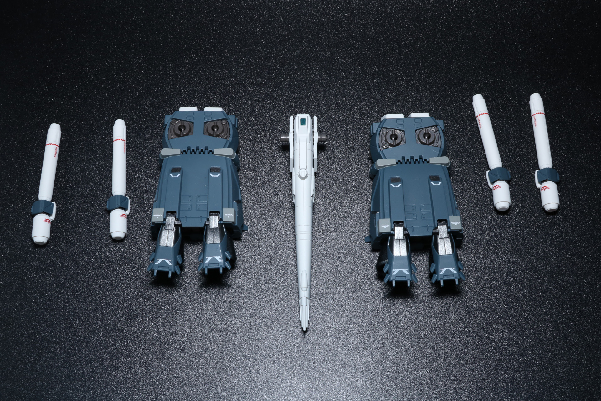 バックパック基部（テールスタビライザー）にブースター・ユニットとビーム・カノンを装着