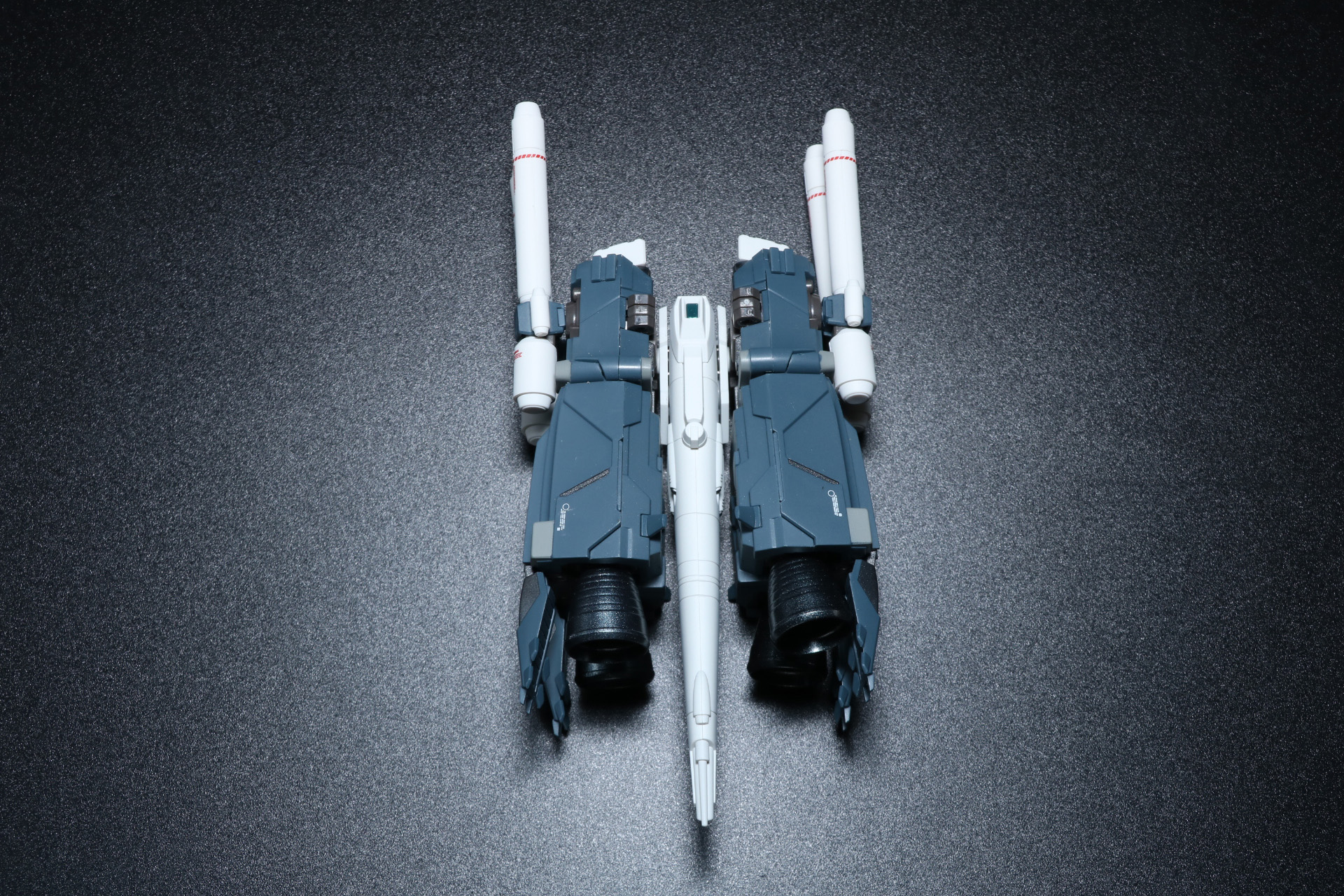 バックパック基部（テールスタビライザー）にブースター・ユニットとビーム・カノンを装着