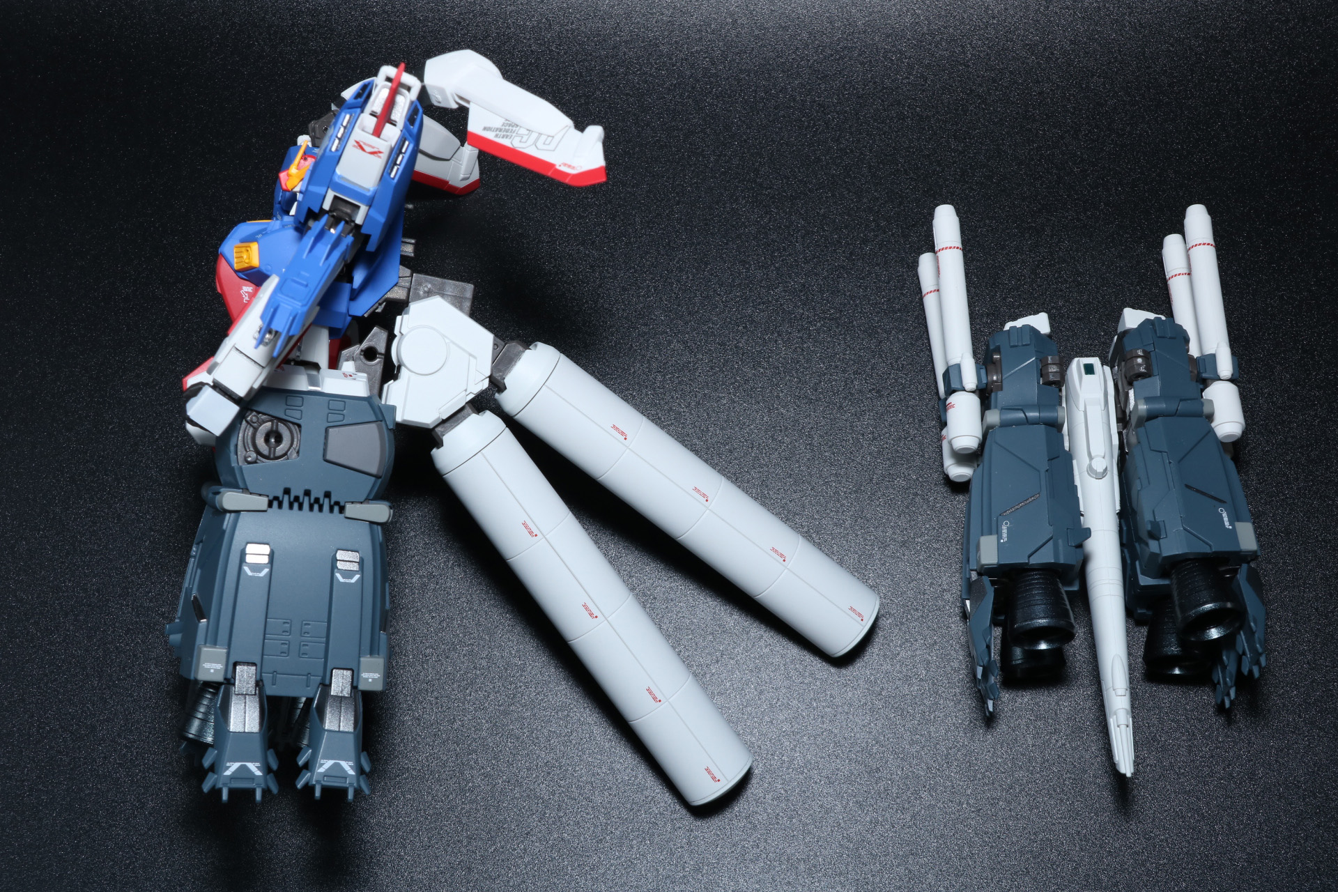 ブースター・ユニットを装着したバックパックを本体に接続