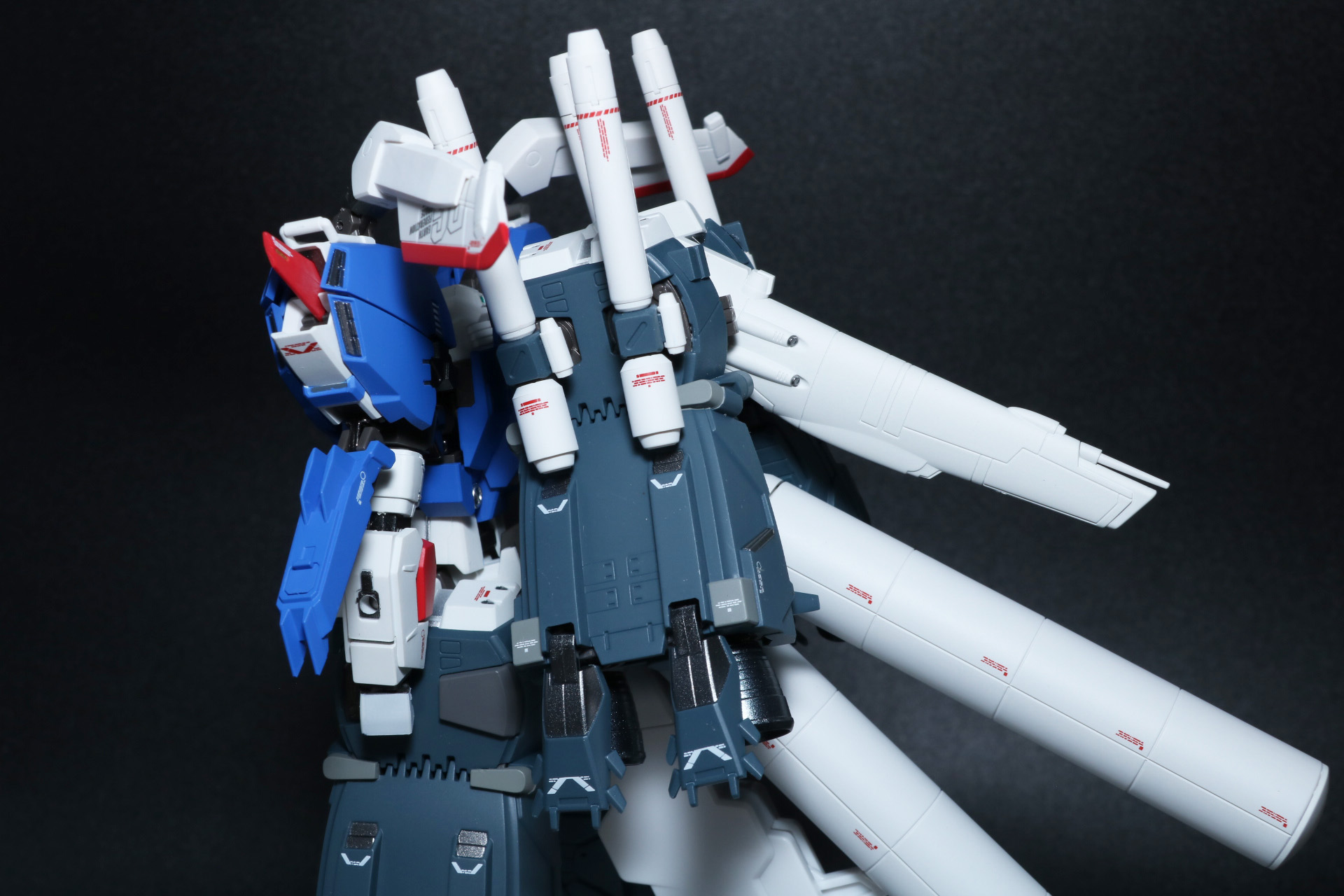 ブースター・ユニットを装着したバックパックを本体に接続