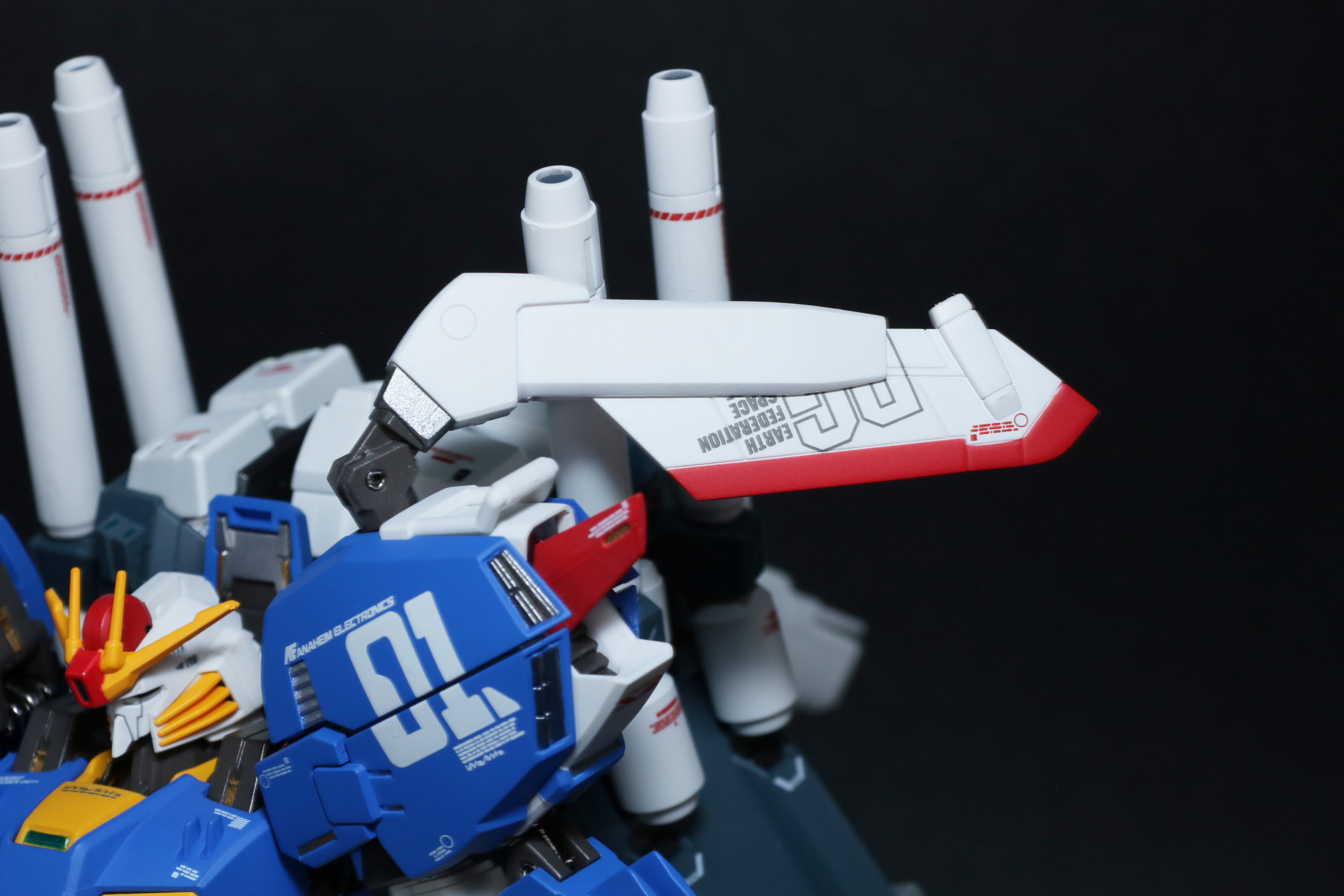 肩の主翼パーツの翼パーツの位置を調整