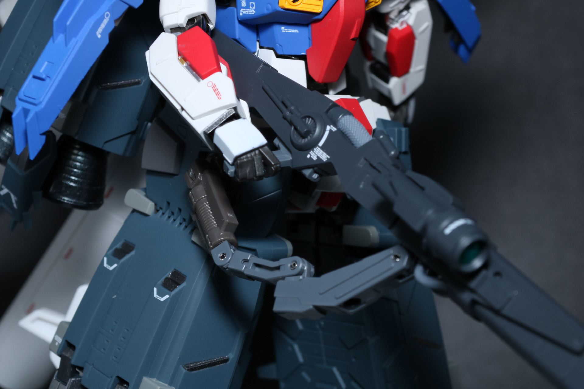 連射式ビーム・スマートガンはアーム部分にビーム・スマートガンクランクパーツを合わせ、腰のブースター・ユニットに接続する