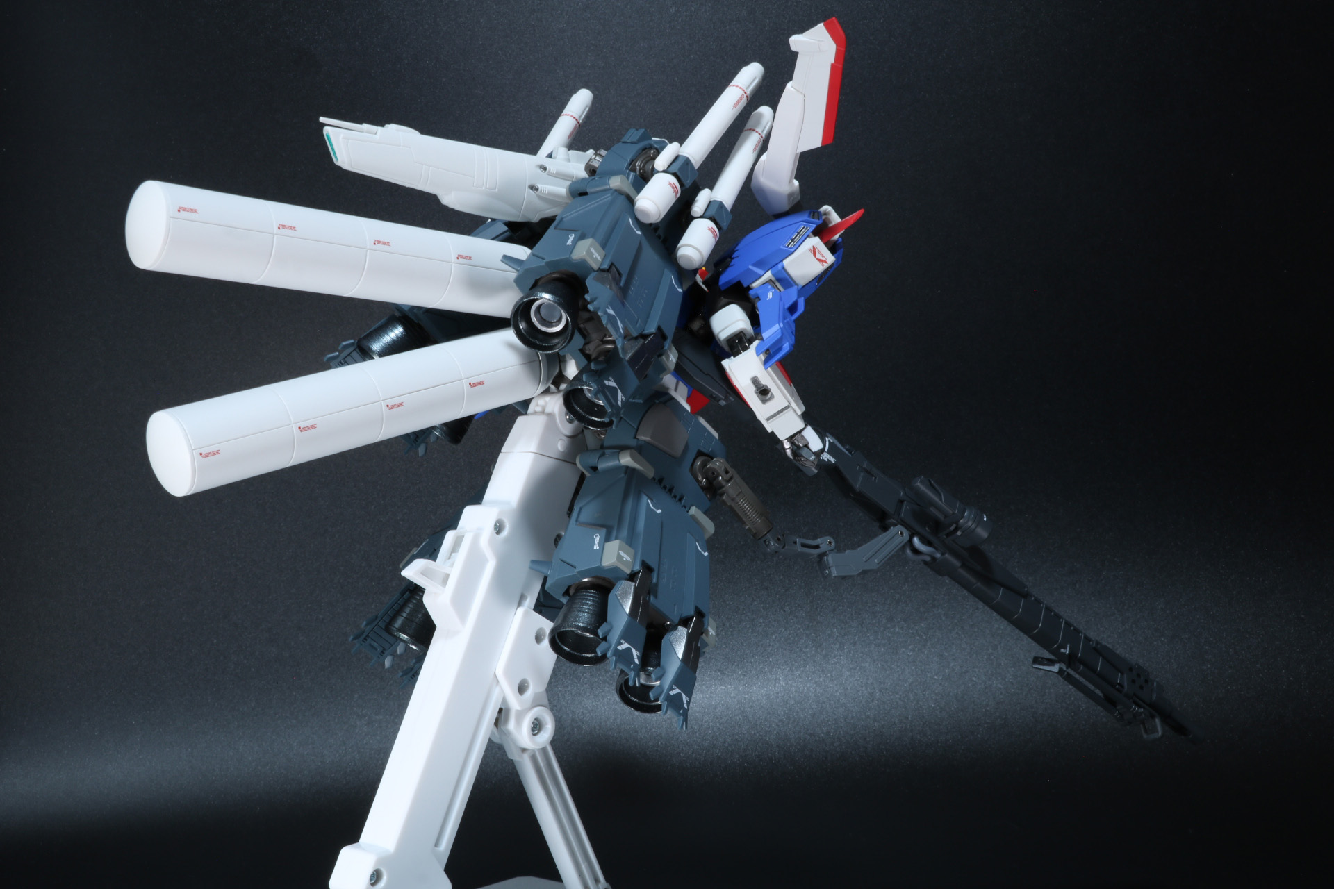 背面は大型ノズルで大加速、高速戦闘を得意とする風格