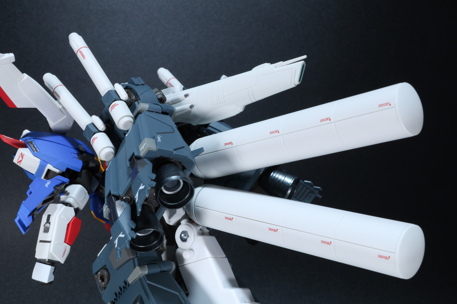 連射式ビーム・スマートガンを持った状態。アームは脚部のブースター・ユニットに接続