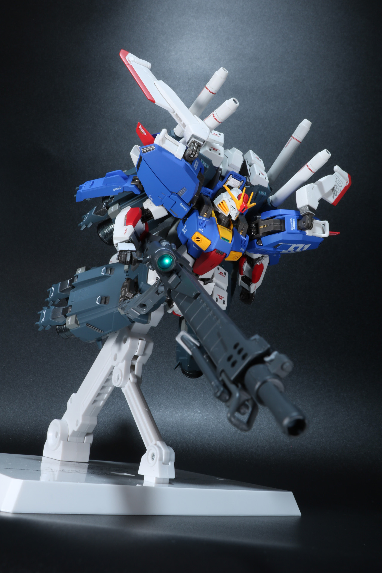 連射式ビーム・スマートガンを持った状態。アームは脚部のブースター・ユニットに接続