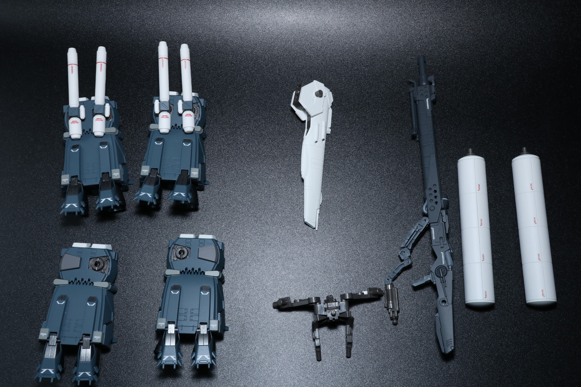 ブースター・ユニット、バックパックの基部（テールスタビライザー）、自動航行形態コネクター、ビーム・スマートガンを組み合わせることで完成