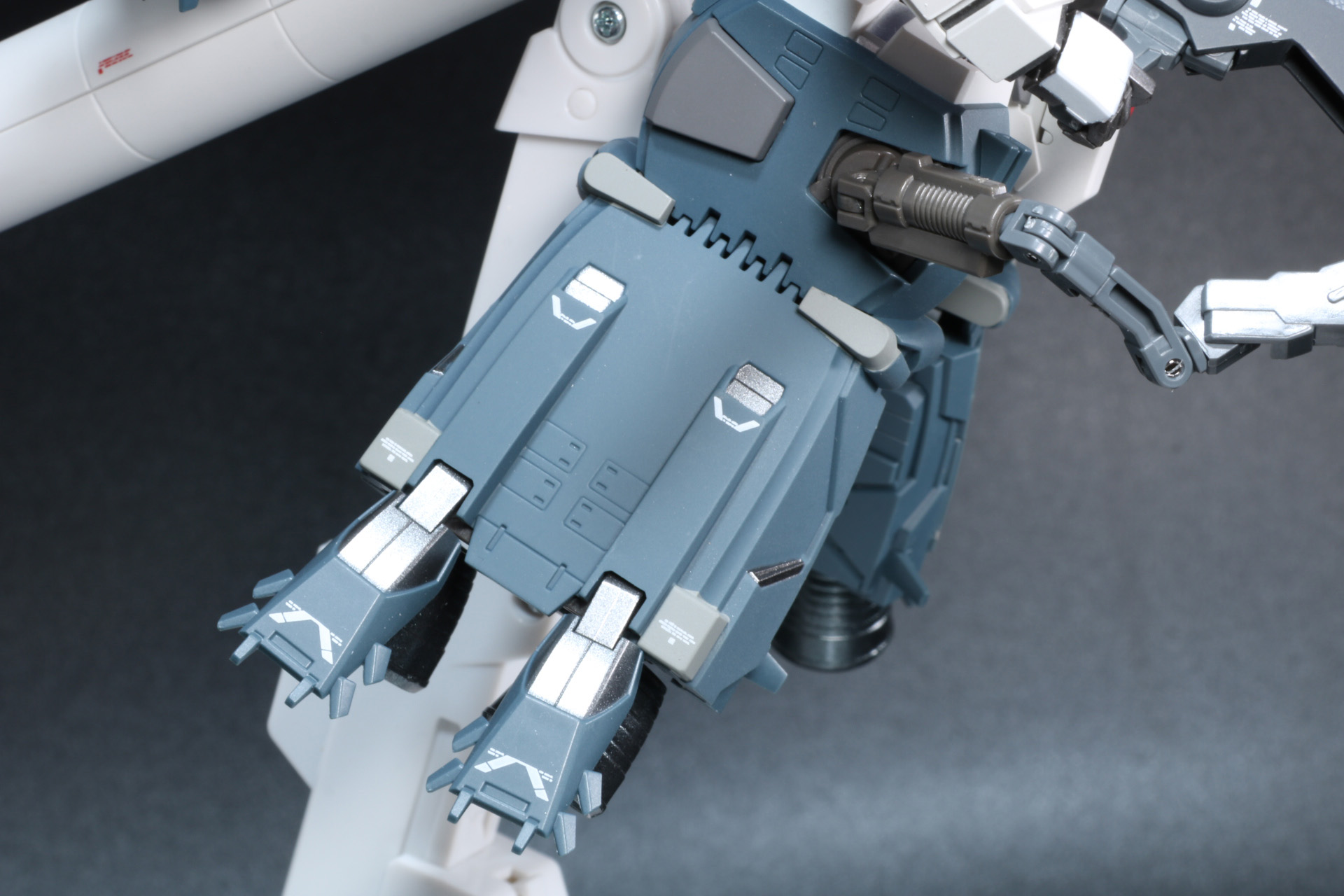 ブースター・ユニットも細かな色分けやマーキングが施されている