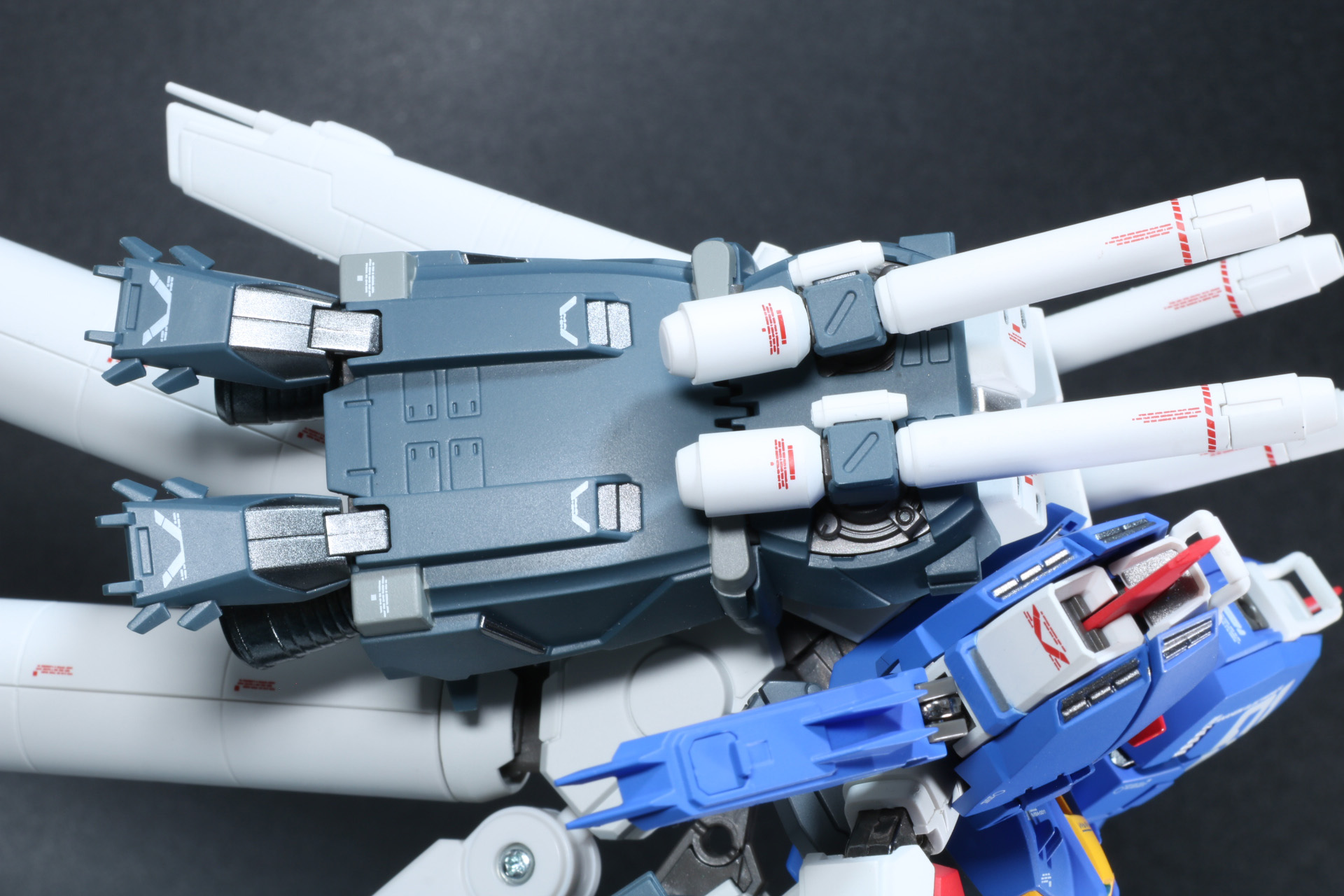 ブースター・ユニットは左右への展開、ノズルカバーの位置調整が可能