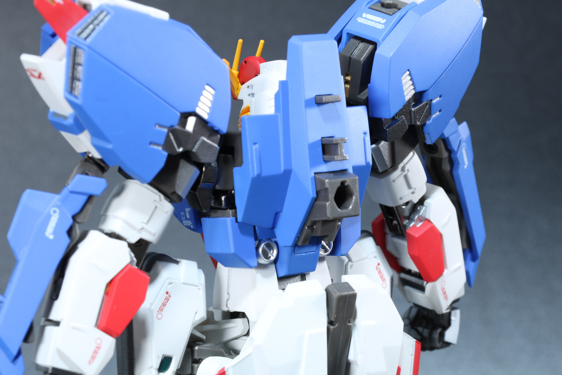 背中の接続口にディスプレイ用ジョイントとバックパックを装着