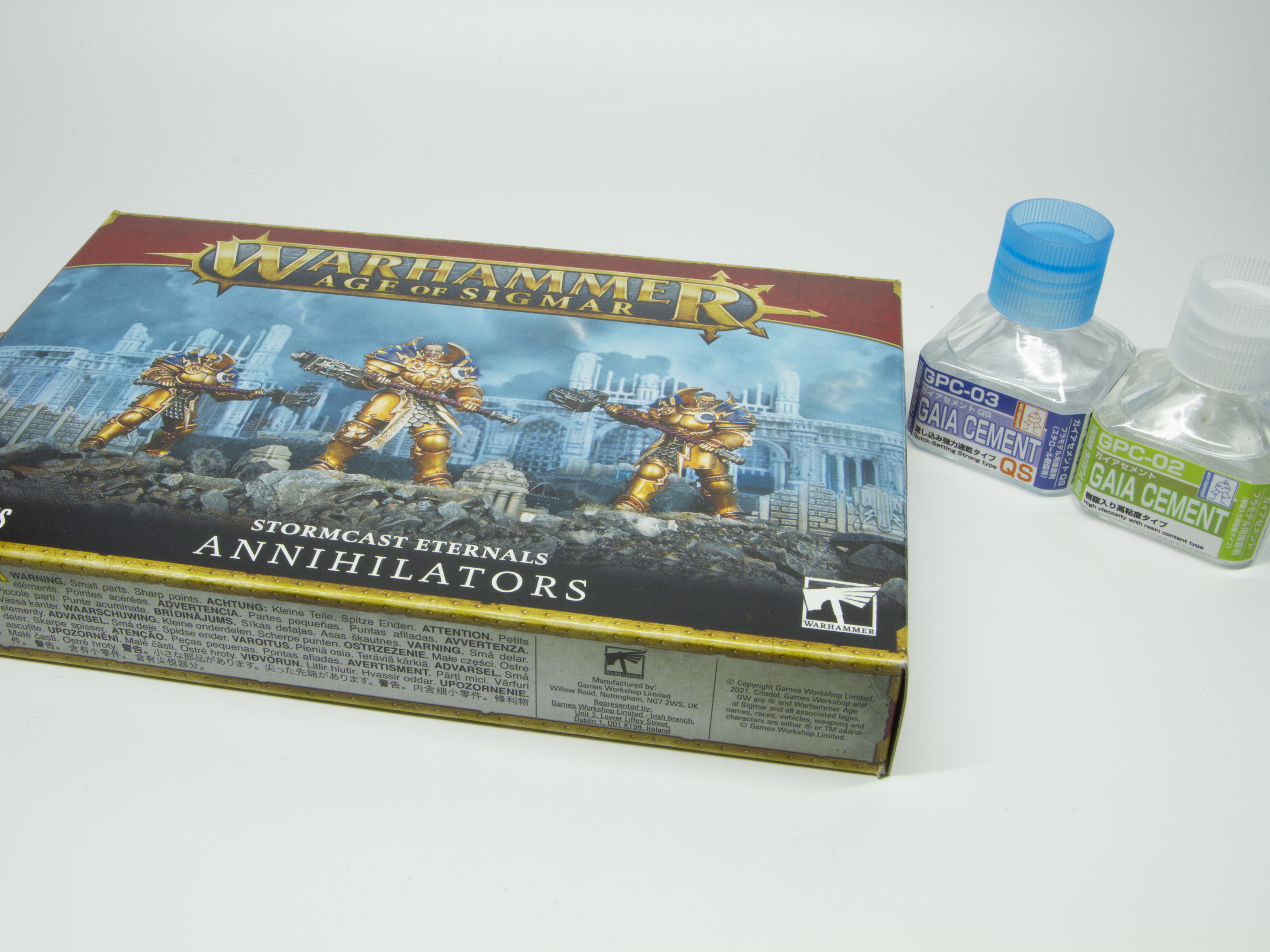 切って貼って完成するプラモデルといえば国内キットもいいが、小ささと接着回数の多さでこれを選んだ