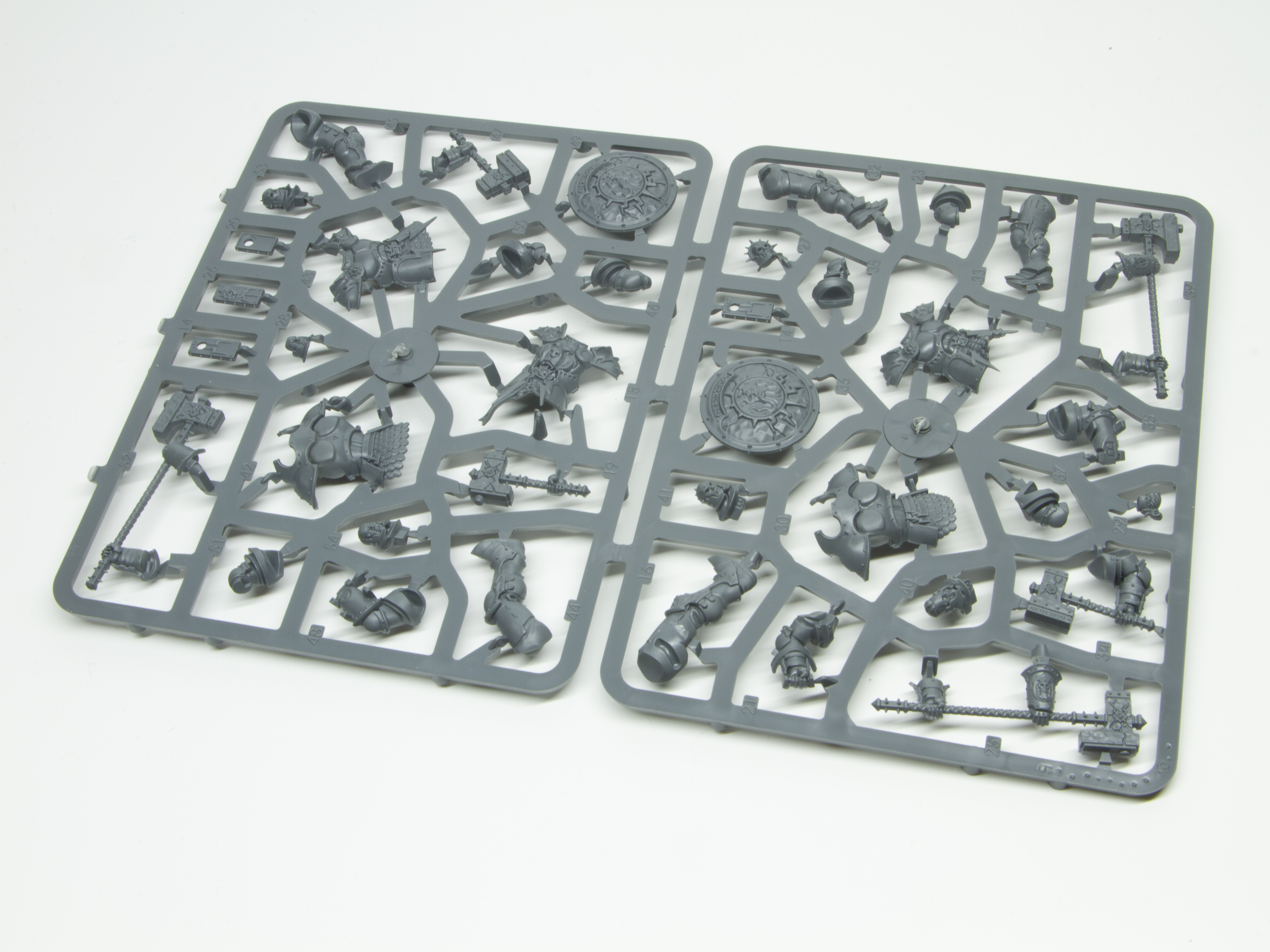 ランナー。接着用の嵌合が用意されているパーツもあれば、平たい面で接着するパーツもある