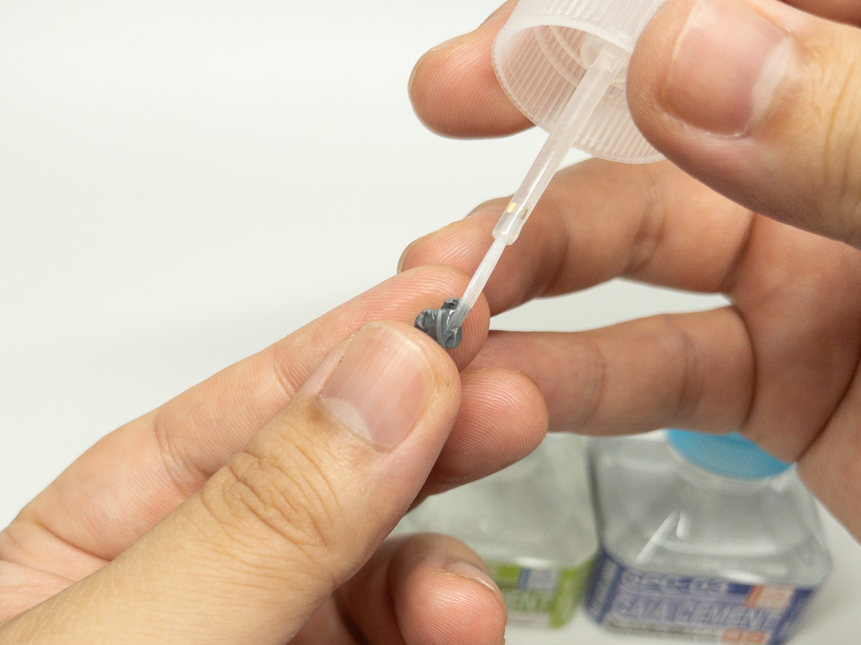 頭部の接着。まず「GPC-02」を塗布してから……