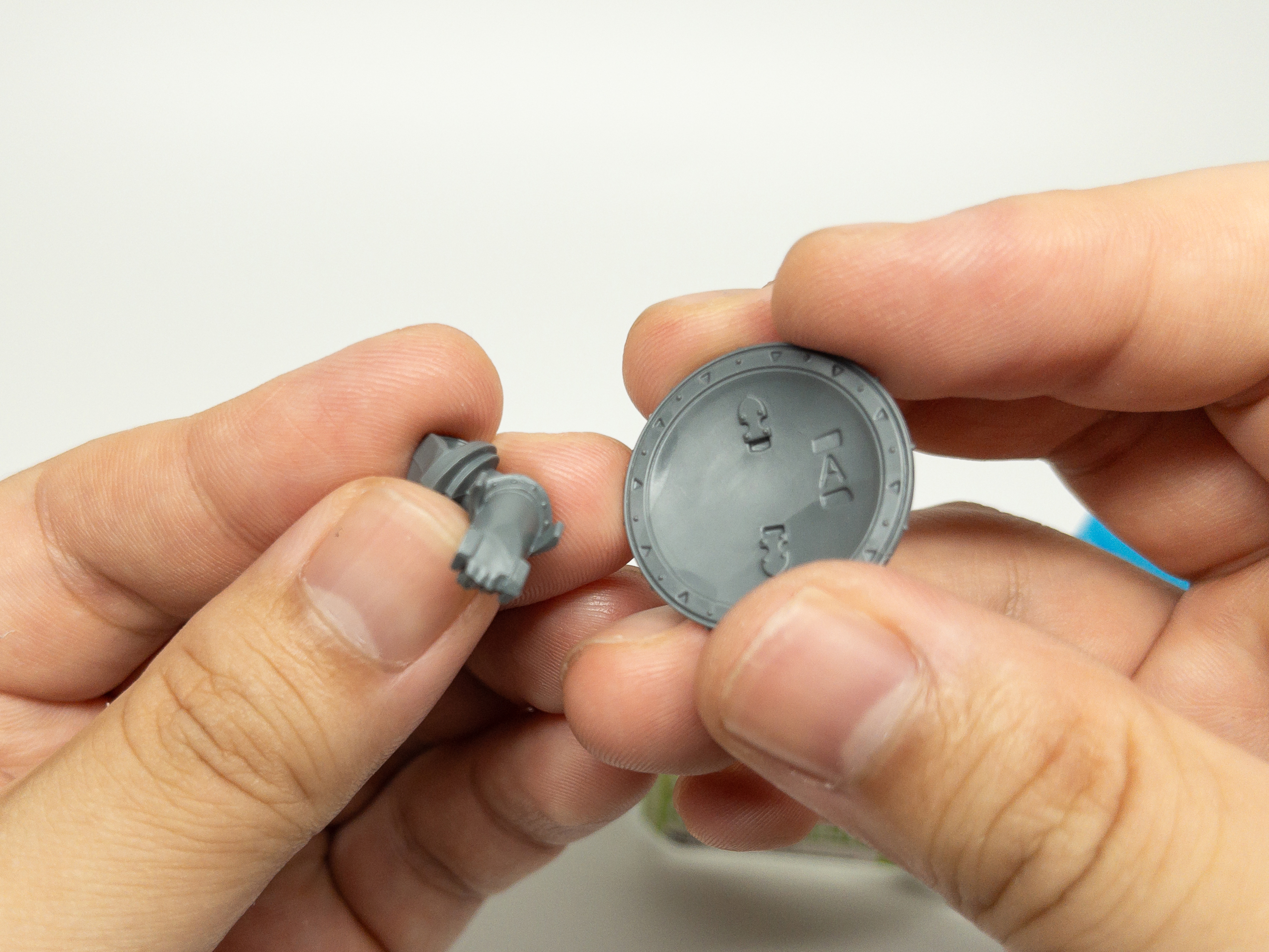 盾と腕の接着も「GPC-02」である程度の位置合わせを行なってから接続し……