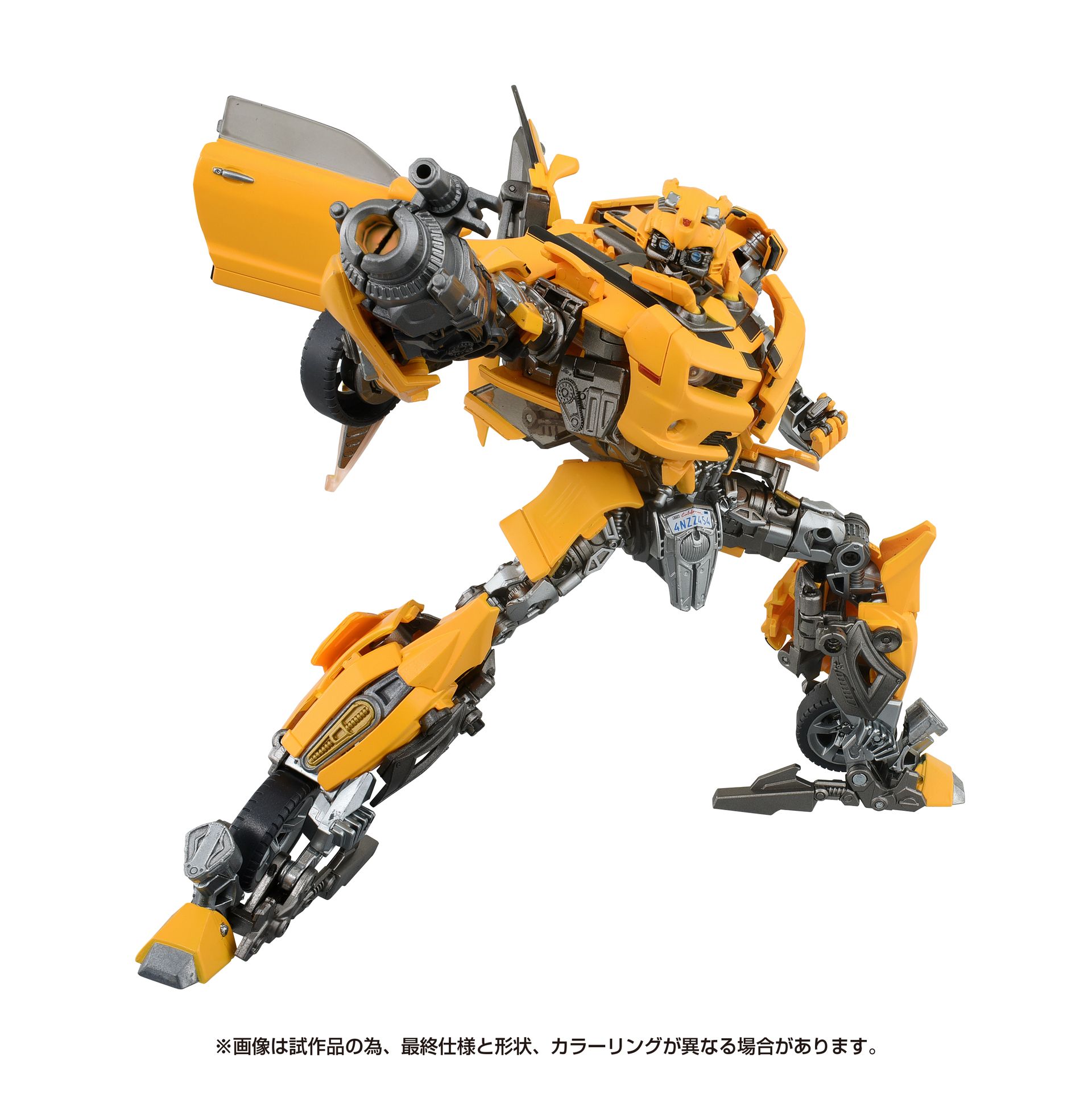 右腕に付属の武器を取り付け可能。フルポーザブル仕様で多彩なポージングが楽しめる