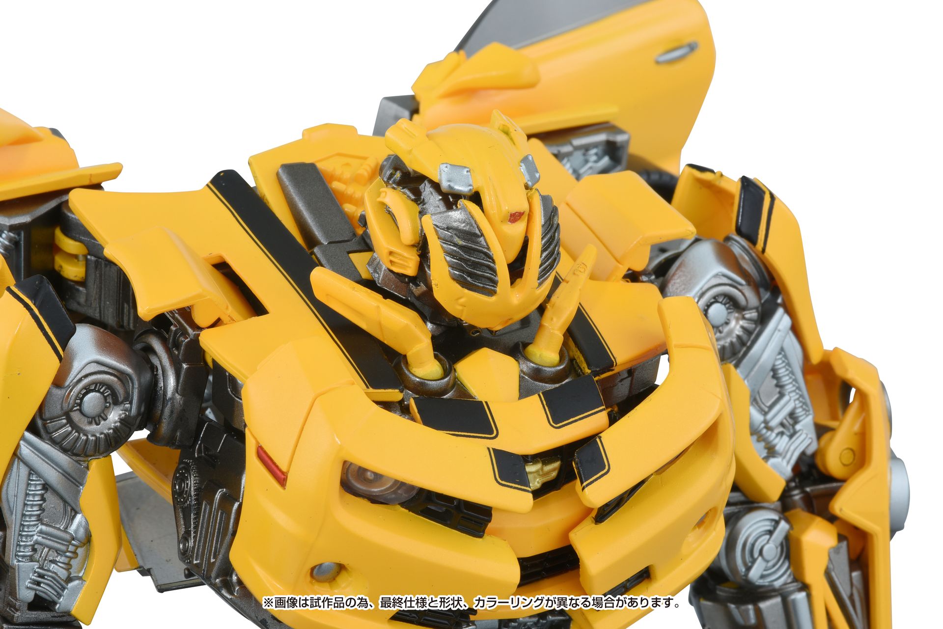 頭部に内蔵されているバトルマスクを展開し、劇中再現を楽しめる