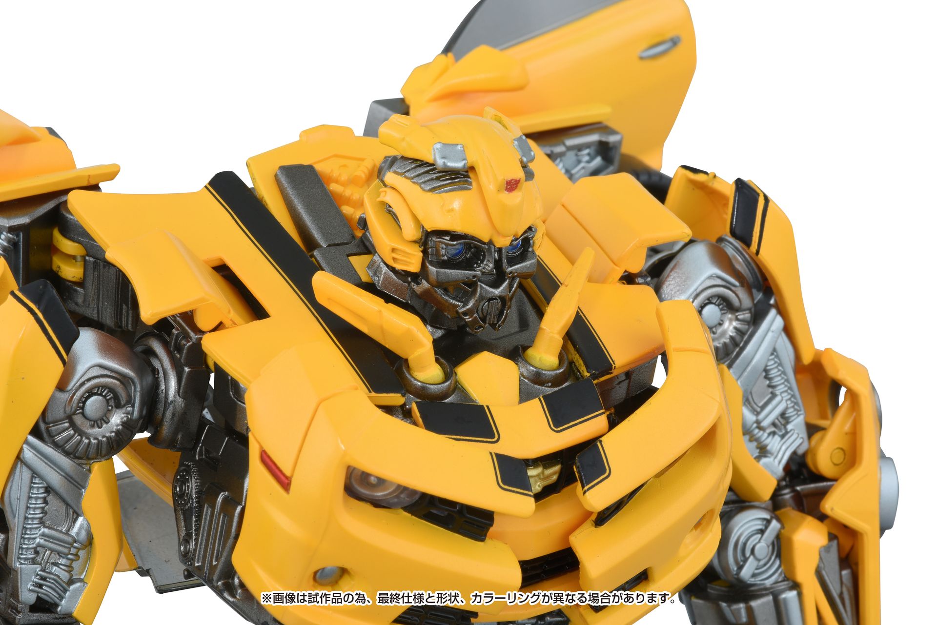 頭部に内蔵されているバトルマスクを展開し、劇中再現を楽しめる