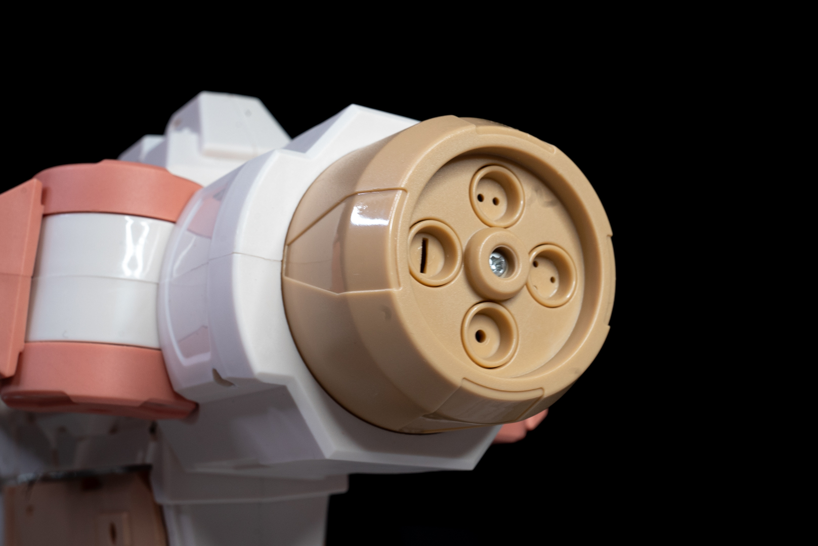 メインの発射口は4つから放水タイプを選べる