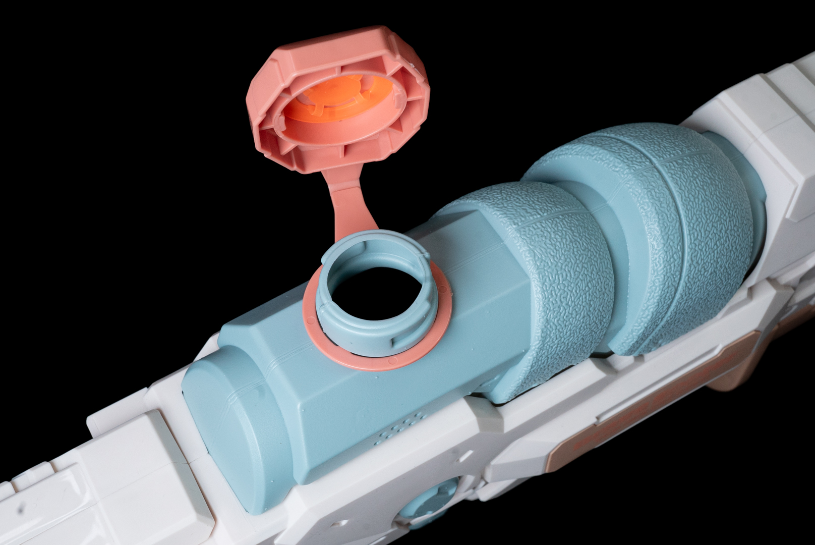 給水は上から。なんと700mlも入るのだ