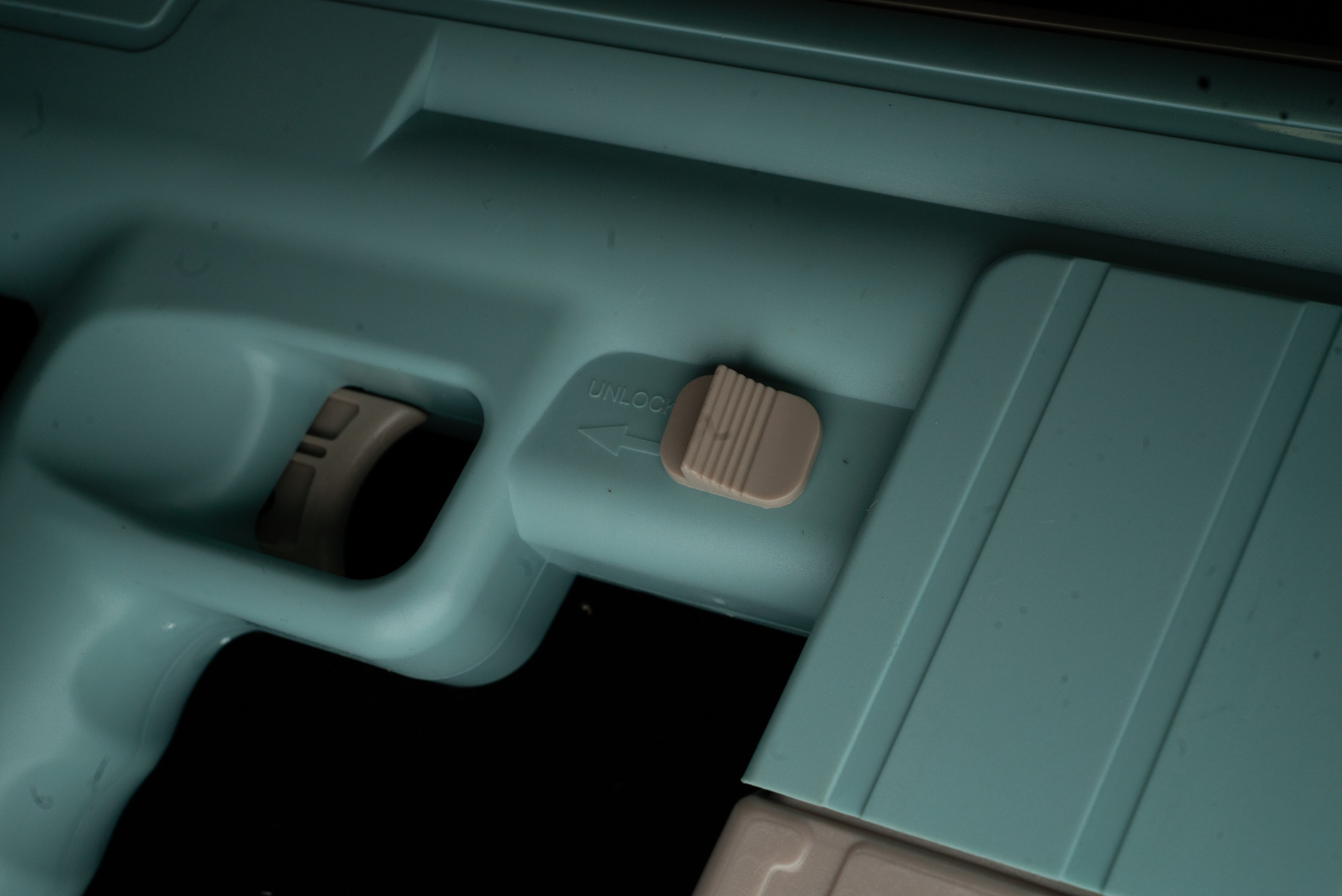 マガジンは、マガジンリリースボタンをおすことで外せる