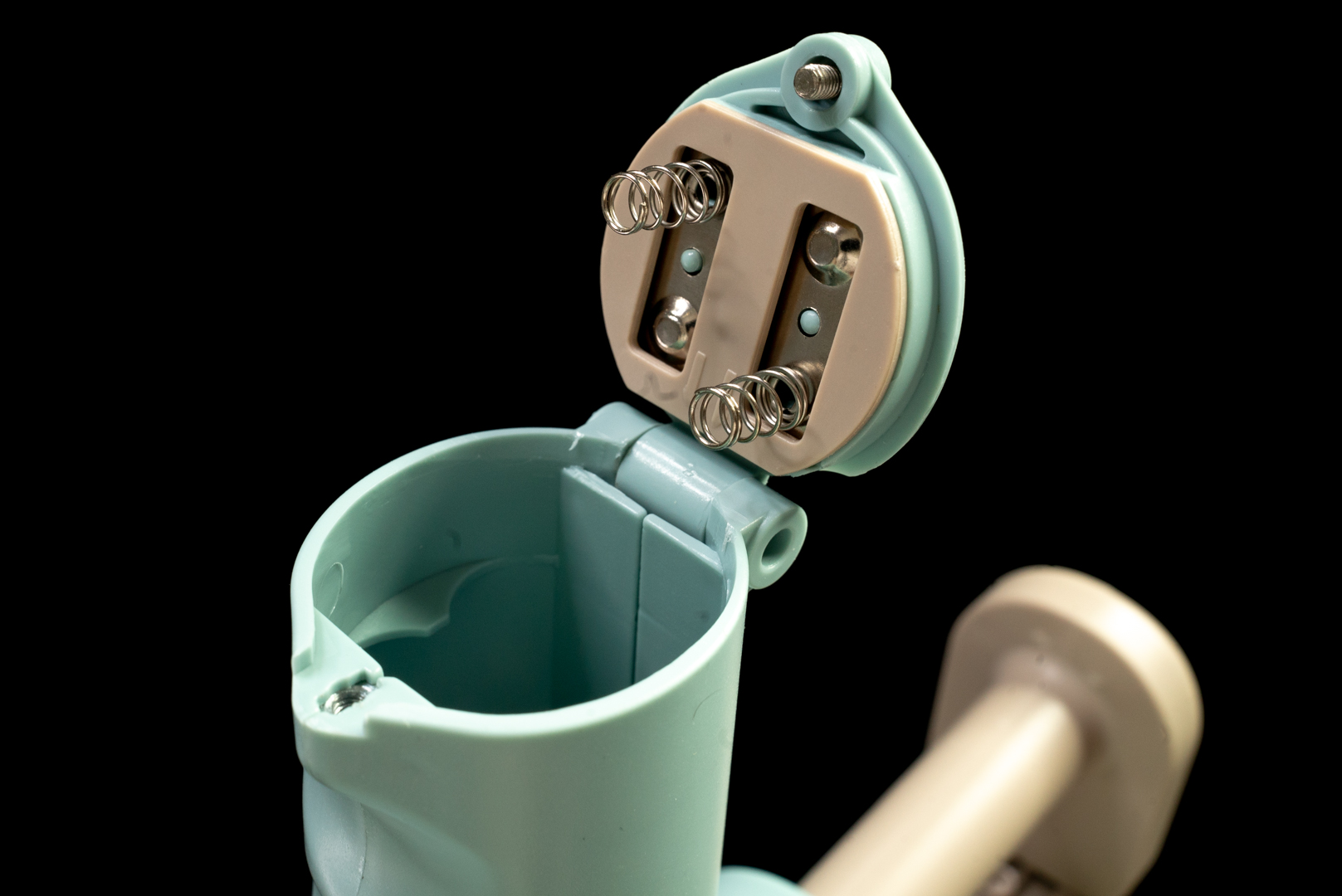 電池はグリップ下部より入れることができる