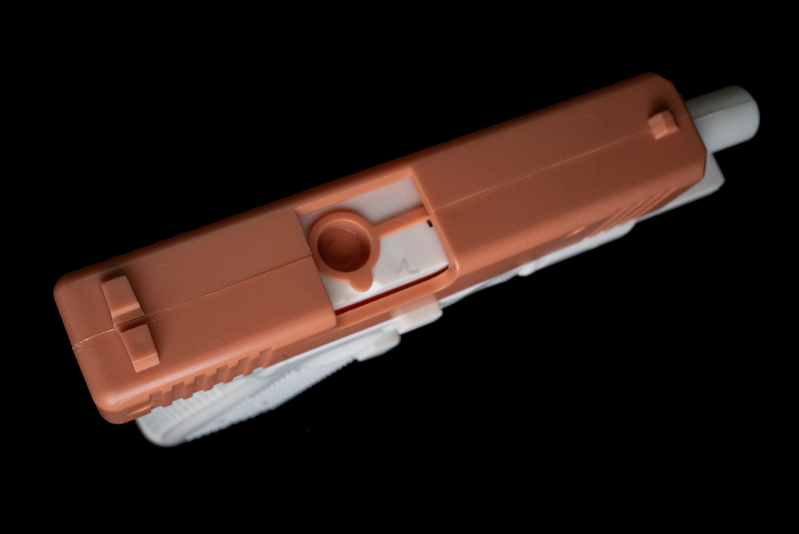 吸水口はスライドの下に隠れている