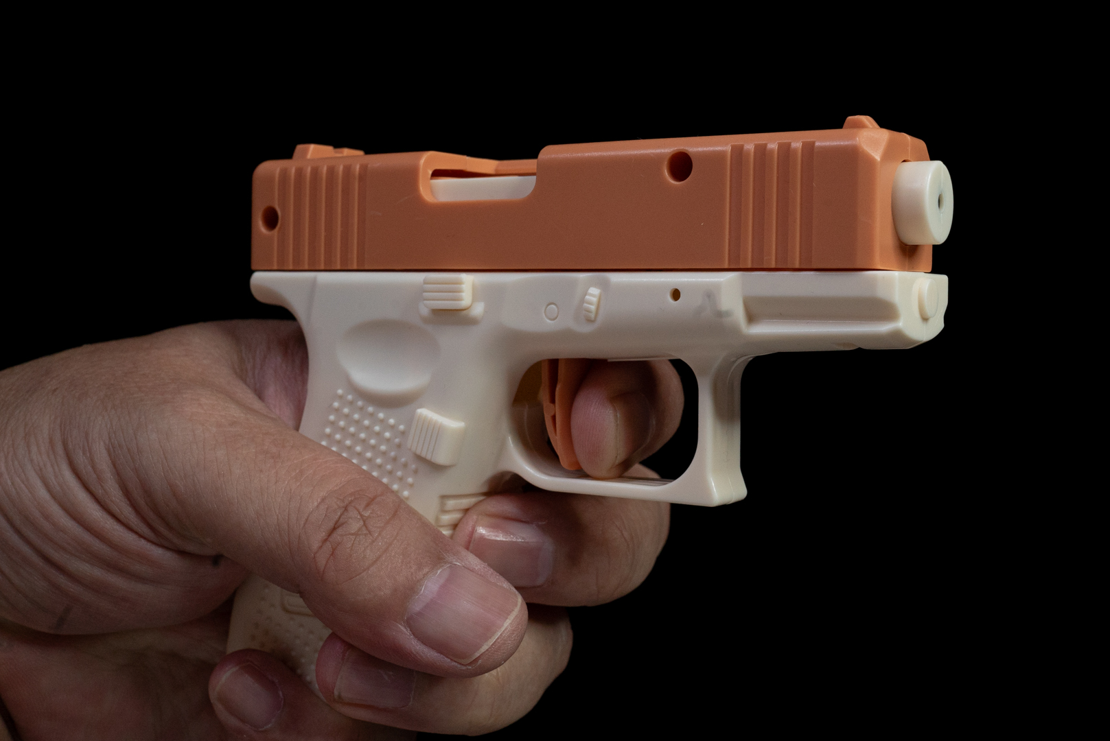 ブローバックは水が入ってなくてもできるので空撃ちも楽しい