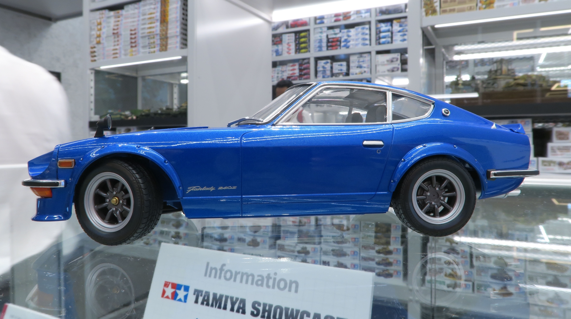 ローダウンされた車体にか輝くRSワタナベ製の8本スポークホイール