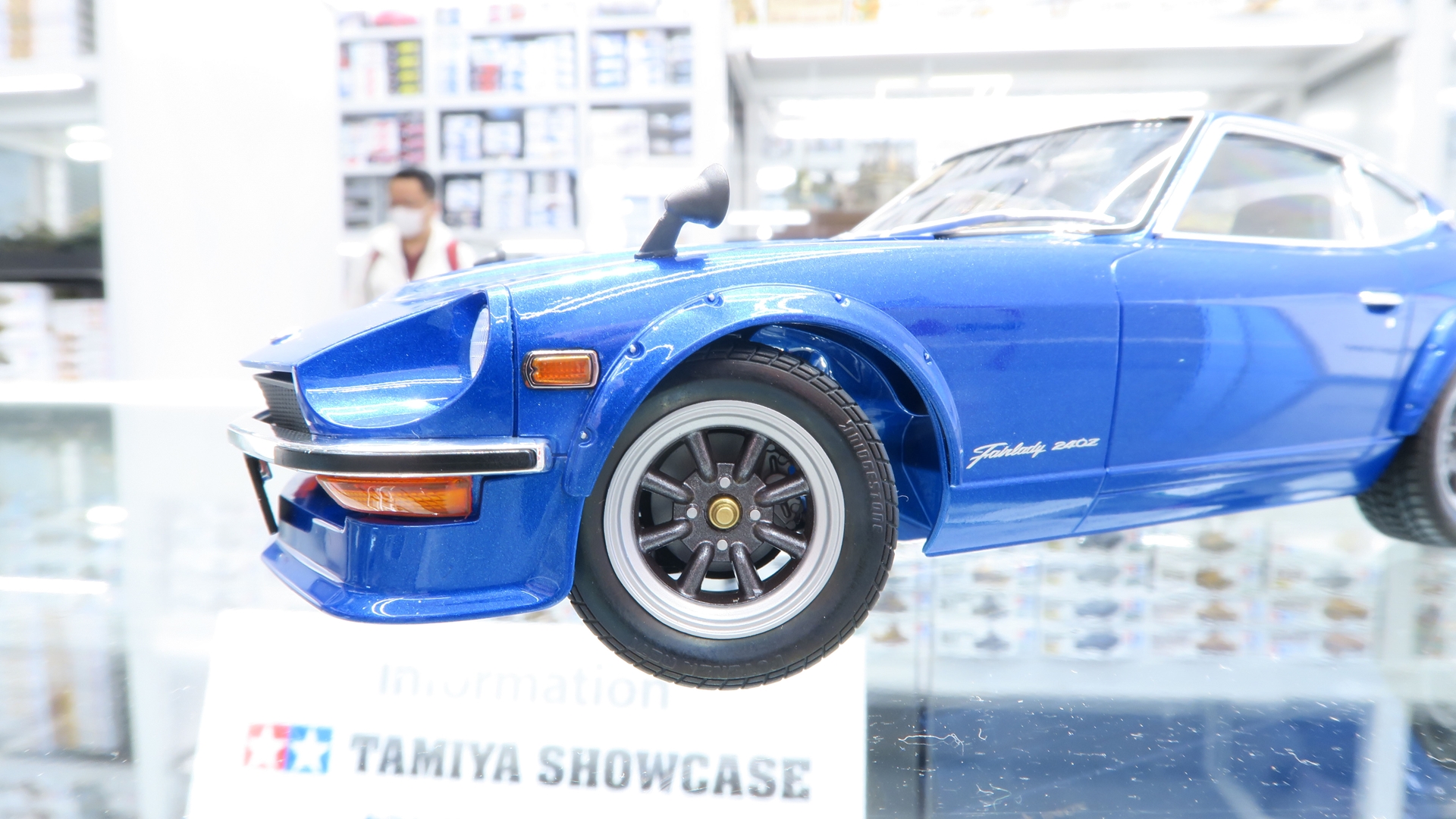 ローダウンされた車体にか輝くRSワタナベ製の8本スポークホイール