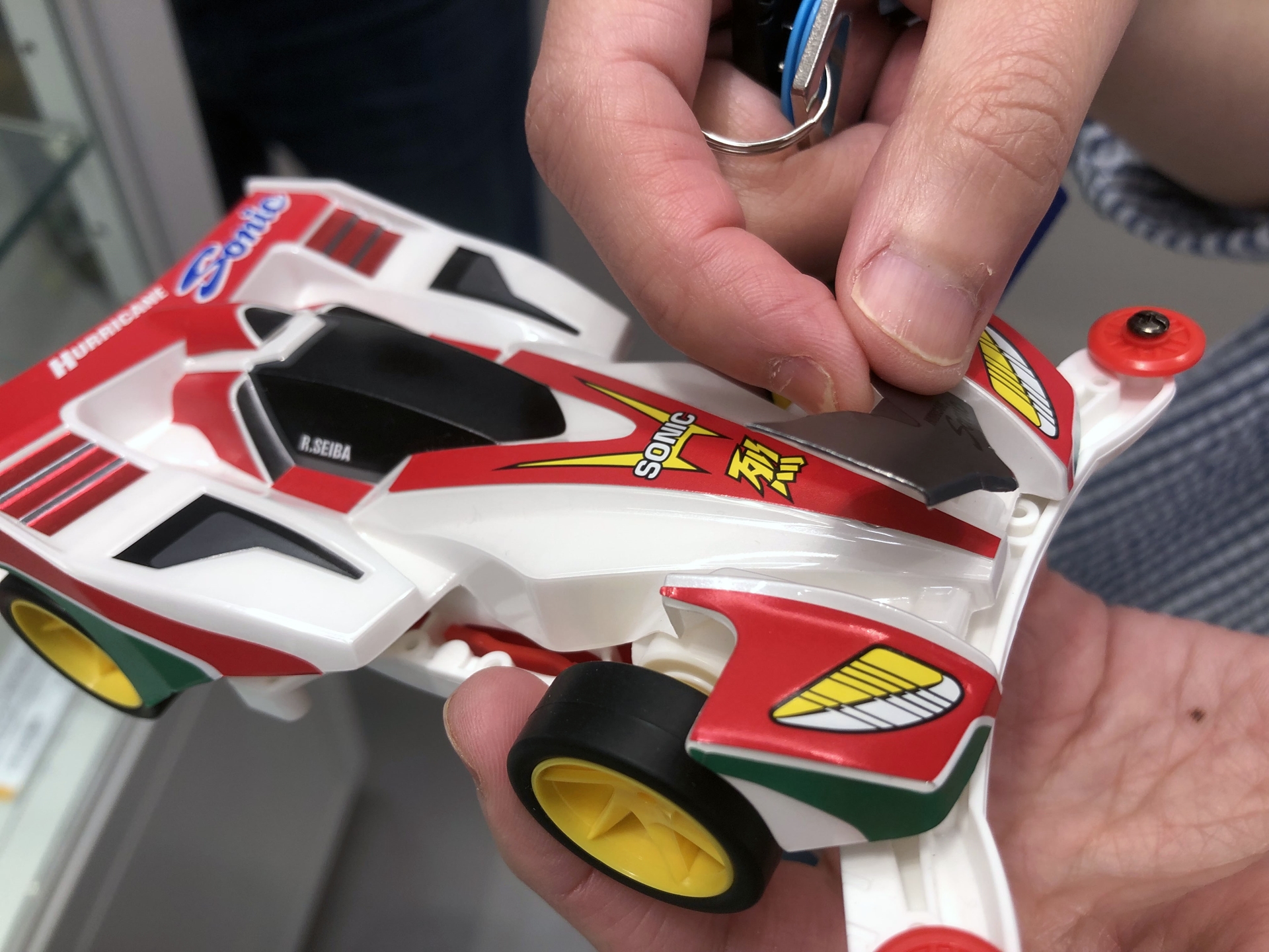 フロントウィングはボディとは別パーツで、粘着テープで装着する