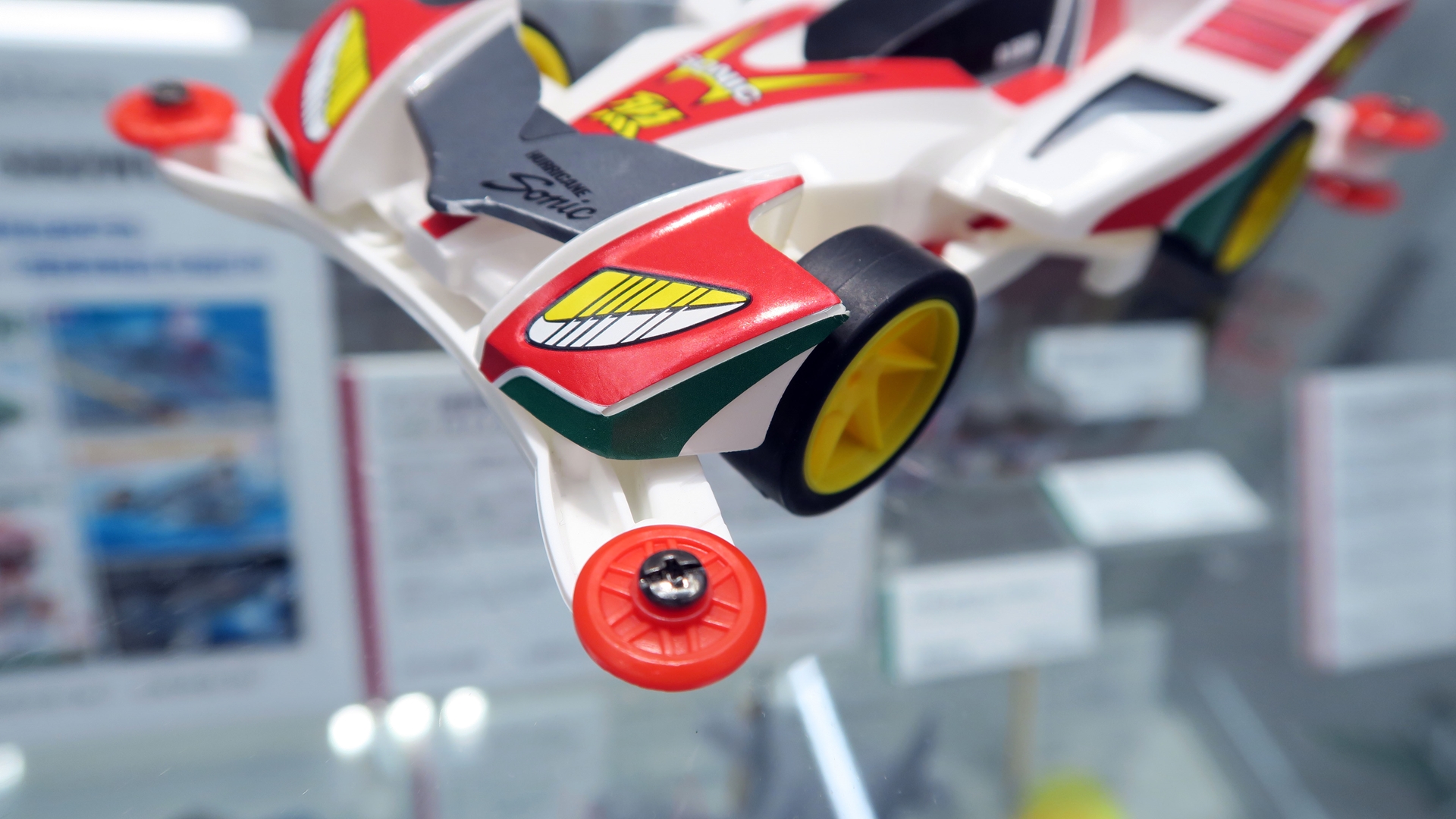 白色のARシャーシに赤色のローラーやアンダーパネルなどのパーツが映える