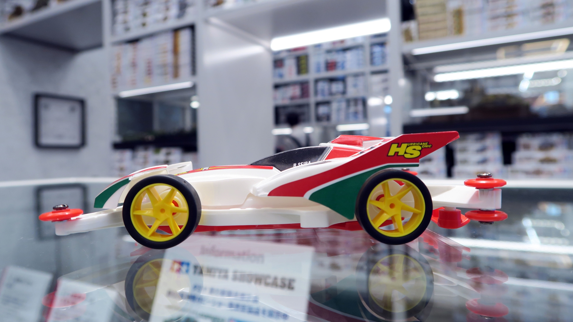 白色のARシャーシに赤色のローラーやアンダーパネルなどのパーツが映える