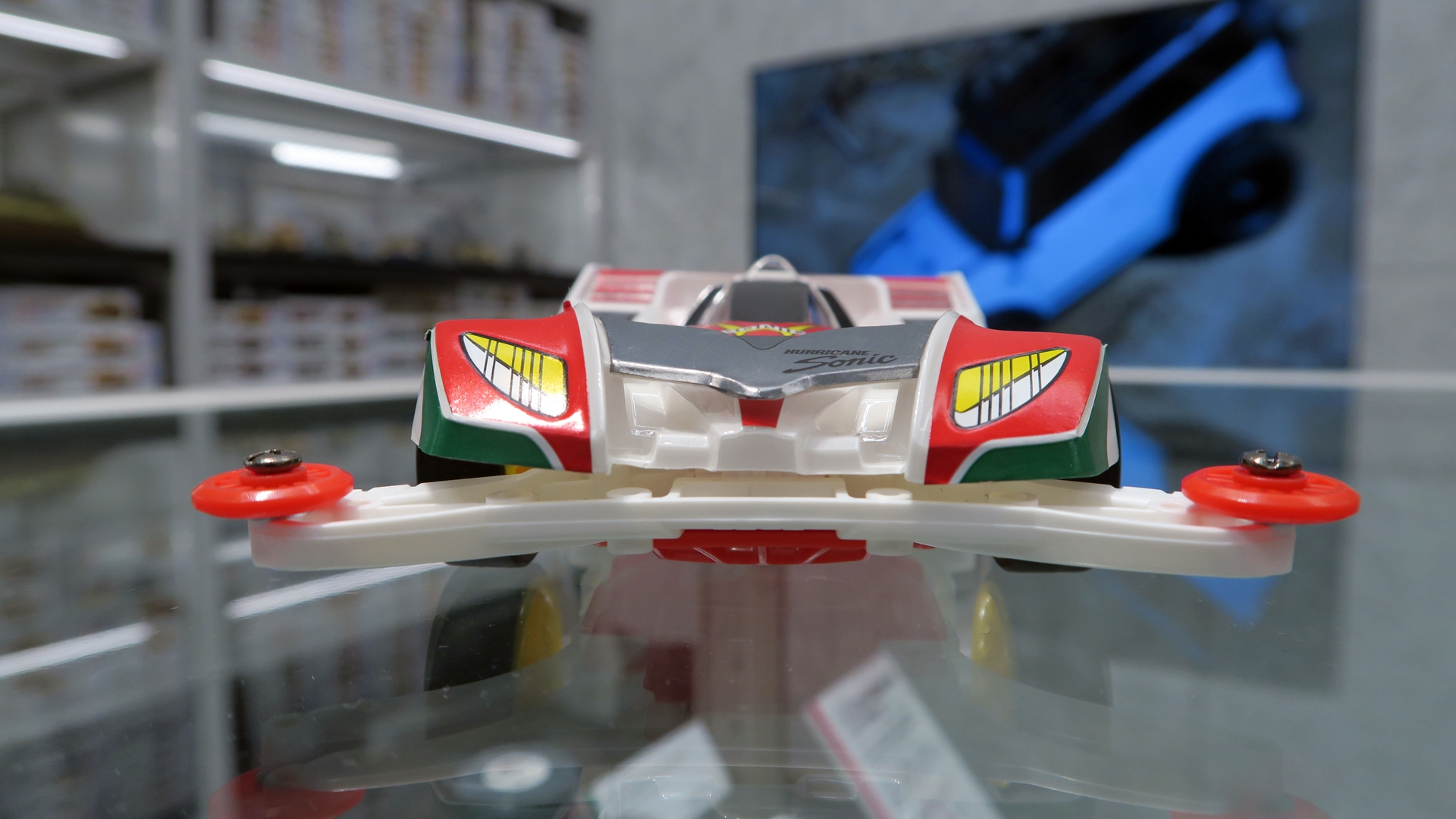 白色のARシャーシに赤色のローラーやアンダーパネルなどのパーツが映える