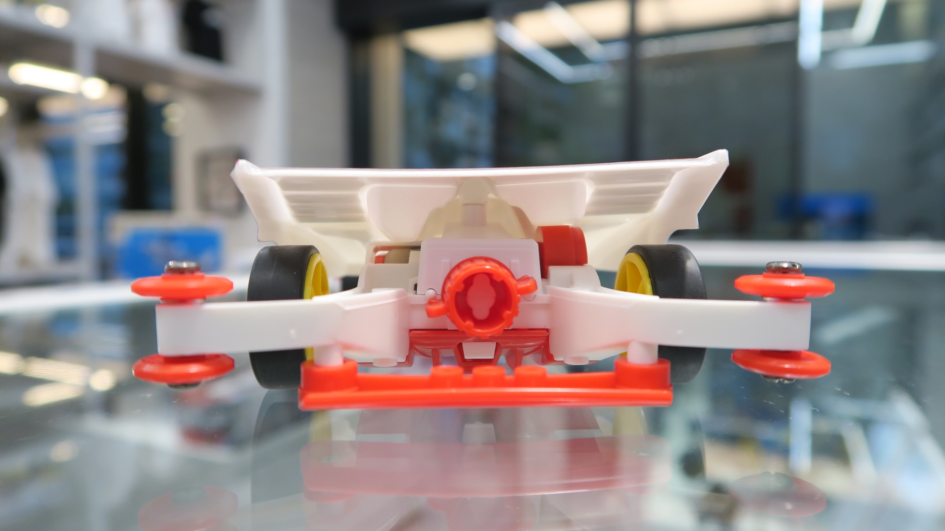 白色のARシャーシに赤色のローラーやアンダーパネルなどのパーツが映える