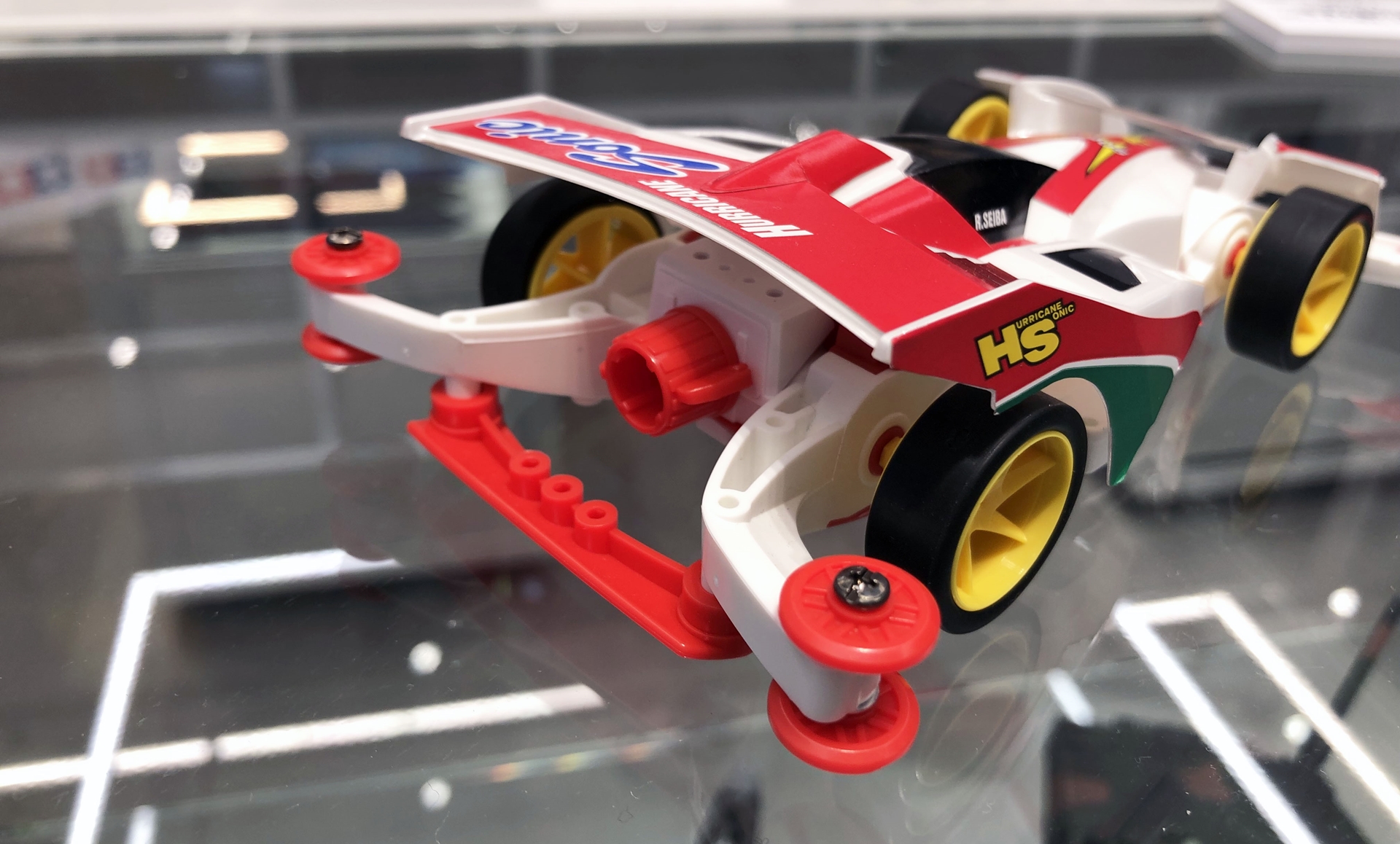 白色のARシャーシに赤色のローラーやアンダーパネルなどのパーツが映える