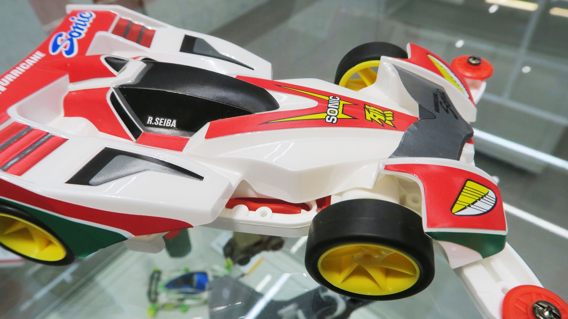 白色のARシャーシに赤色のローラーやアンダーパネルなどのパーツが映える