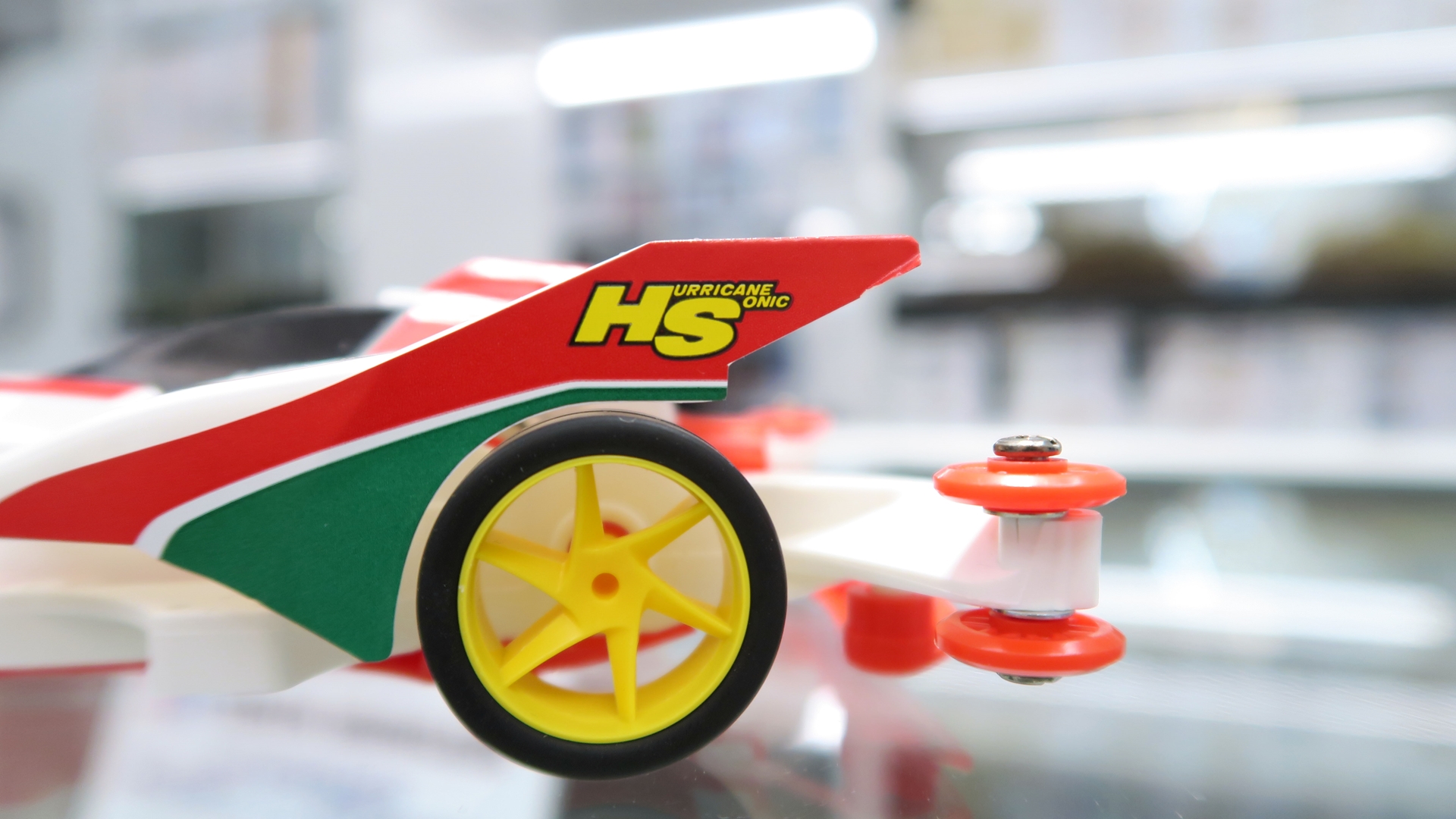 イエローのスパイラルホイールにブラックのスーパーハード小径ローハイトタイヤを装備