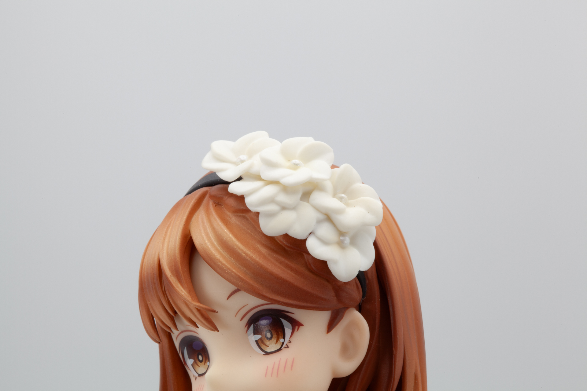 頭には白い花のカチューシャを装着